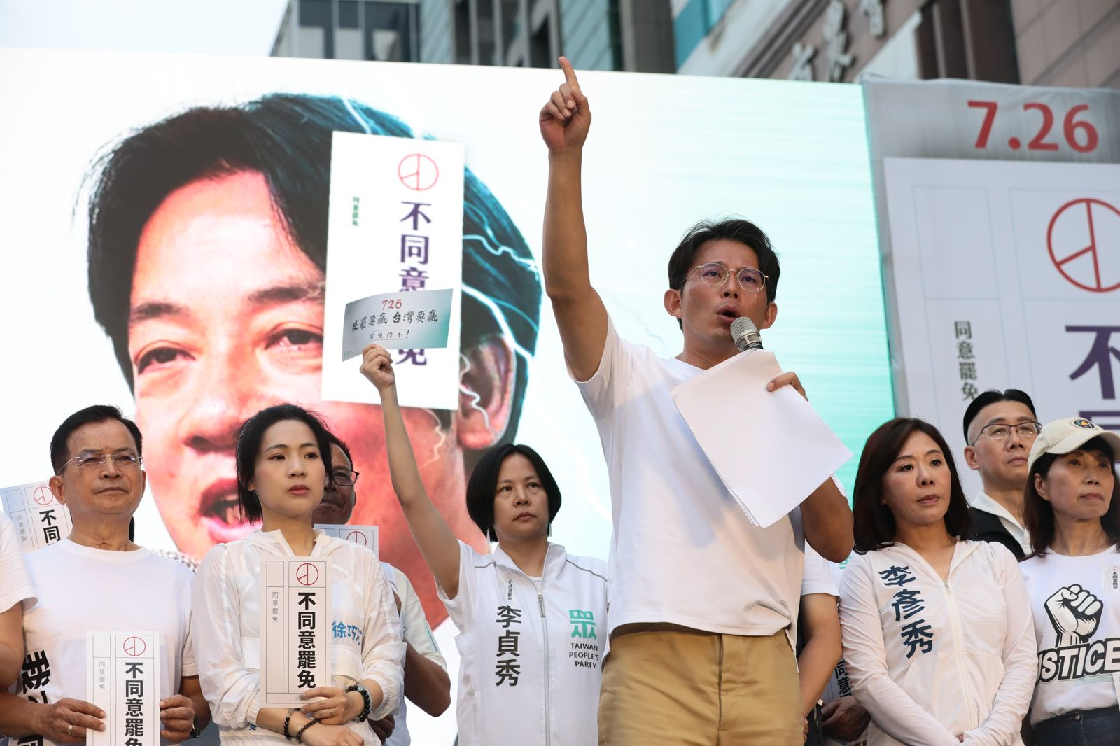 破萬人集結民進黨部前反罷　黃國昌哽咽憶柯文哲「這段話」