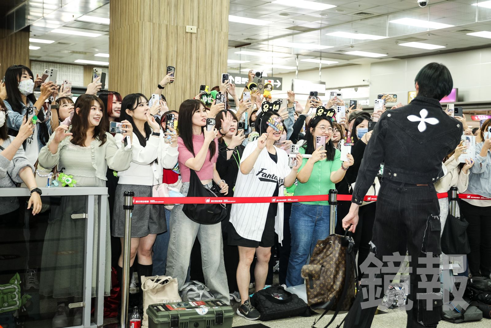 八木勇征向粉絲打招呼。鄒保祥攝