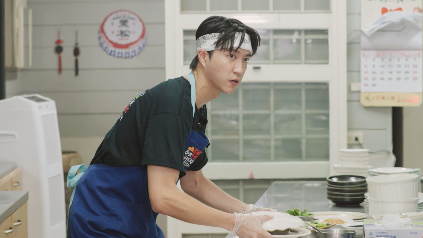 江宏傑在節目《廚師的迫降：客家廚房》擔任二廚熟悉廚房作業。客委會、客家電視台提供
