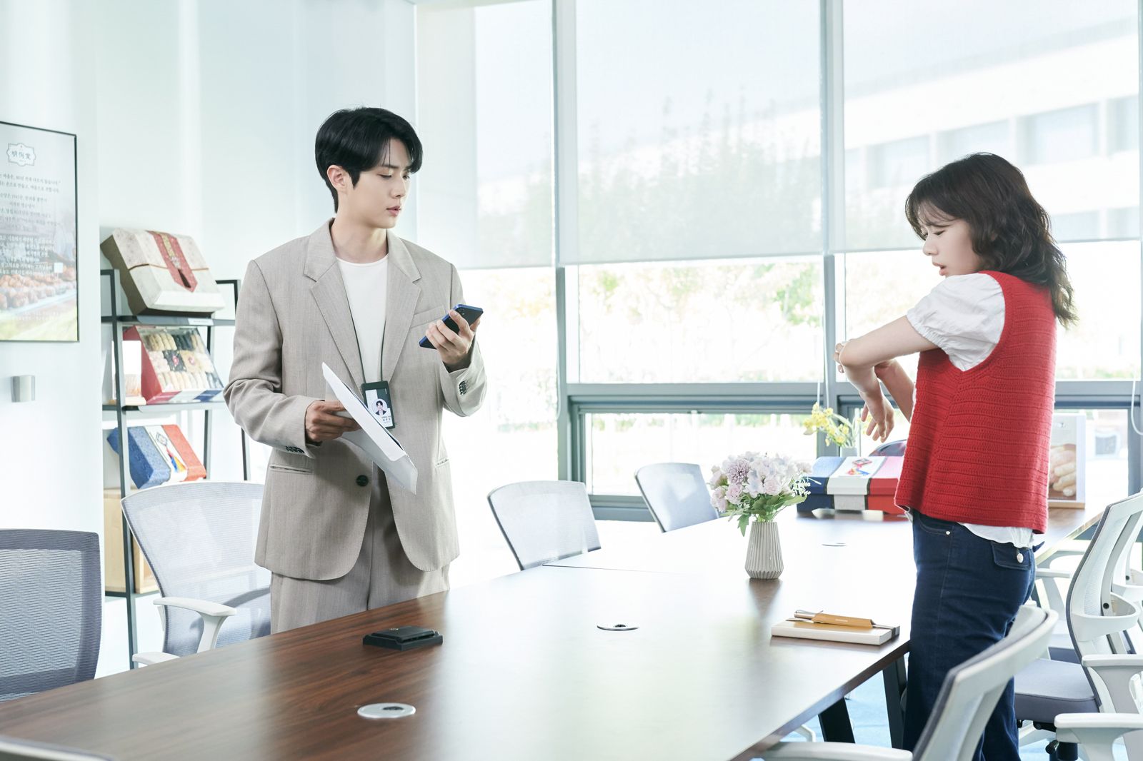 崔宇植（左）、庭沼珉劇中陰錯陽差假扮夫妻。Disney+提供