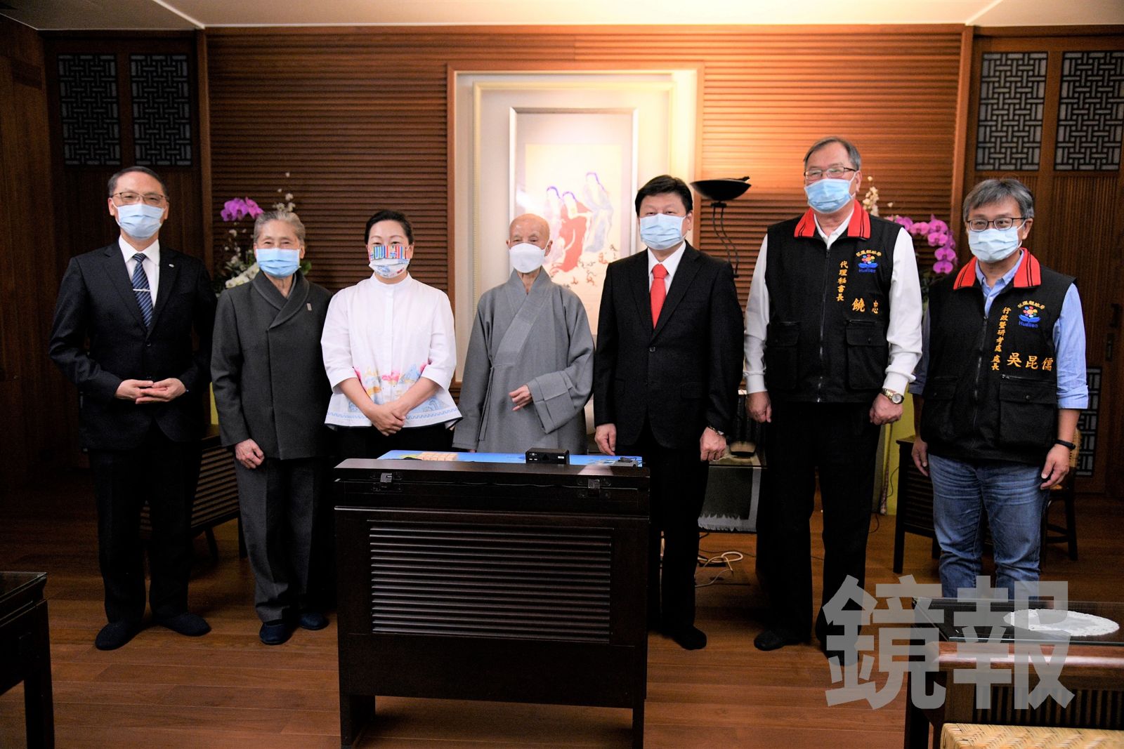 2022年4月19日,花蓮縣長徐榛蔚(左3)、立委傅崐萁(右3)拜會證嚴法師(圖中),慈濟基金會執行長顏博文(左1)也全程陪同。翻攝花蓮縣政府官網