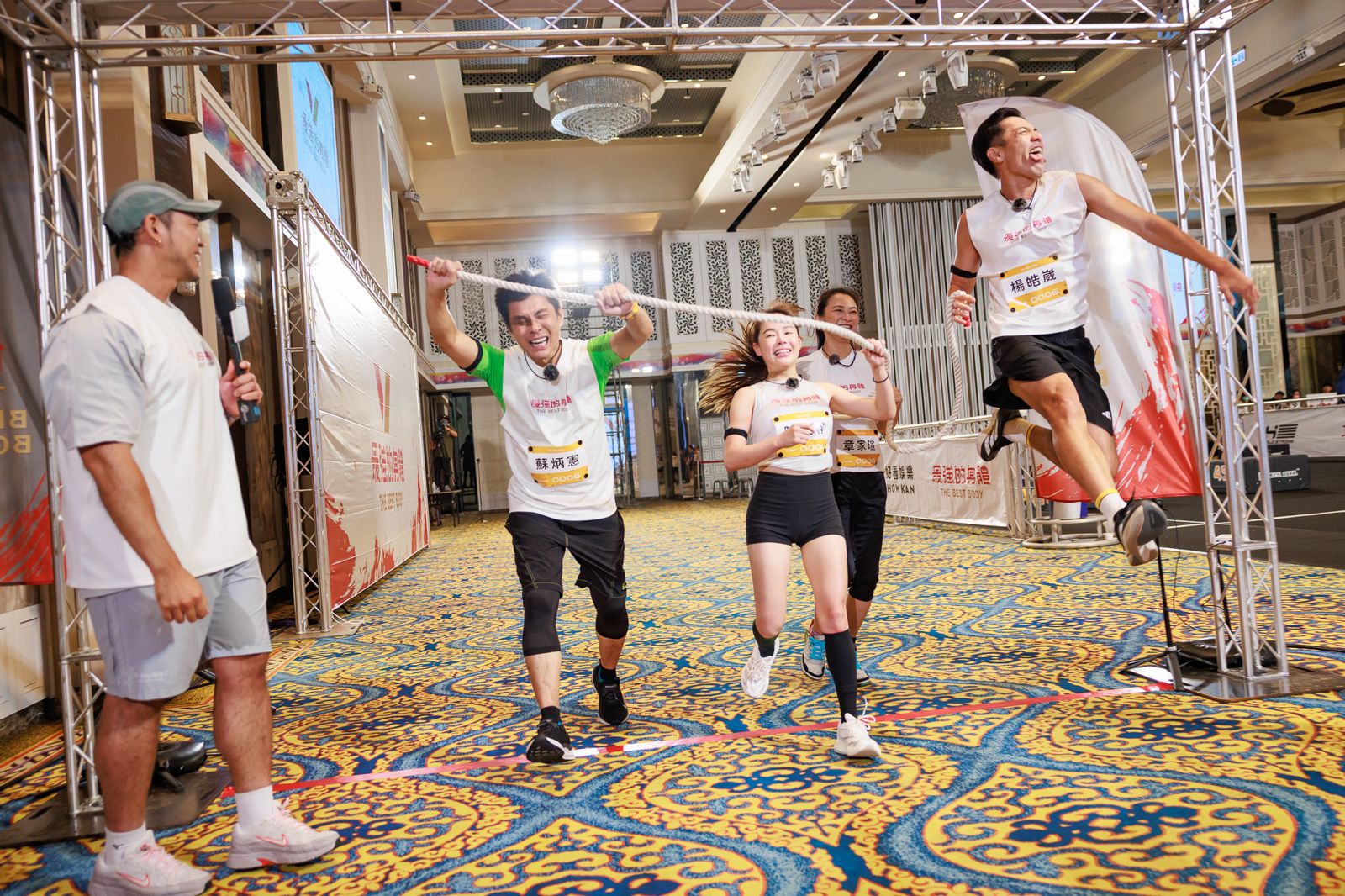 今年60歲的蘇炳憲(左1)攜手隊友包括章家瑄、楊皓崴與陳又榕,幾人因拍戲結緣,場上默契十足。好看娛樂