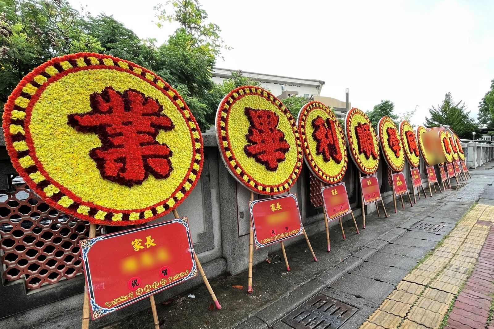 高雄楠梓一名畢業生爸爸送一排花束慶祝。圖／高雄點 Kaohsiungtien臉書