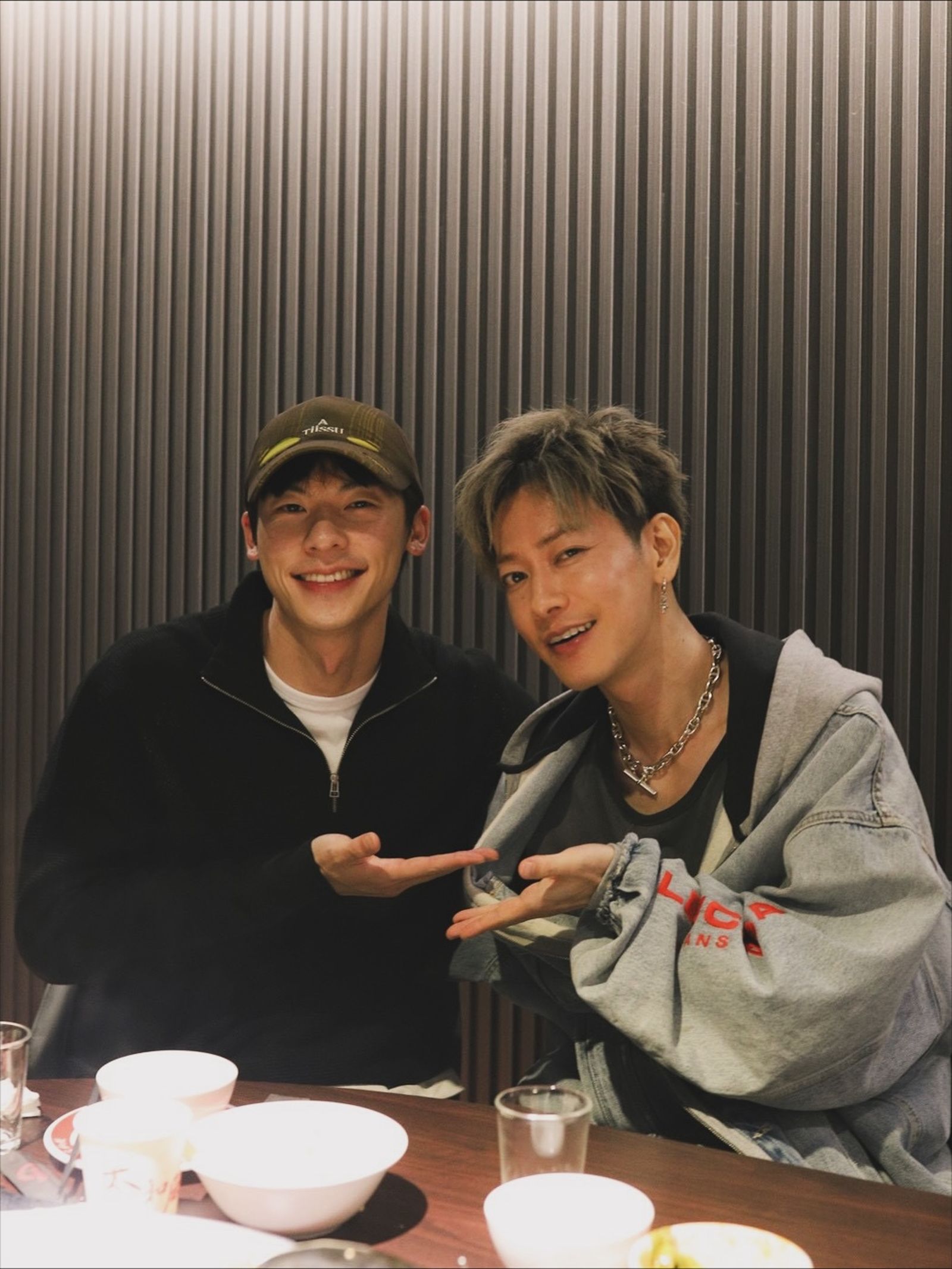 佐藤健(右)與許光漢相約吃火鍋。翻攝IG@takeruxxsato