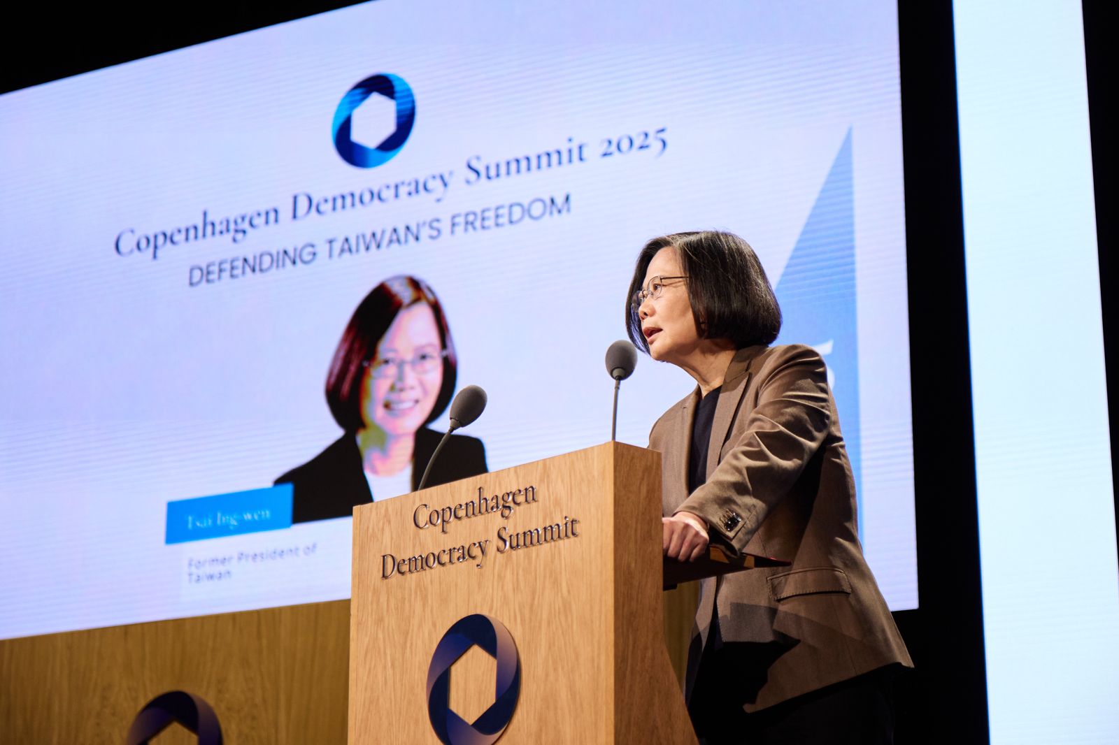 前總統蔡英文出訪歐洲，在丹麥「哥本哈根民主高峰會」發表演講，分享台灣韌性經驗。（圖／蔡英文辦公室提供）
