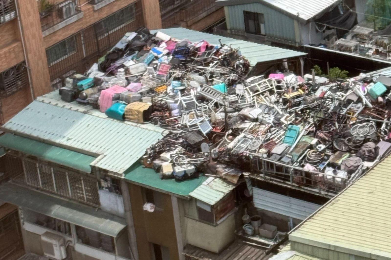 驚人垃圾屋! 高空俯瞰「違建加蓋堆滿滿」…網憂強風吹落砸傷人