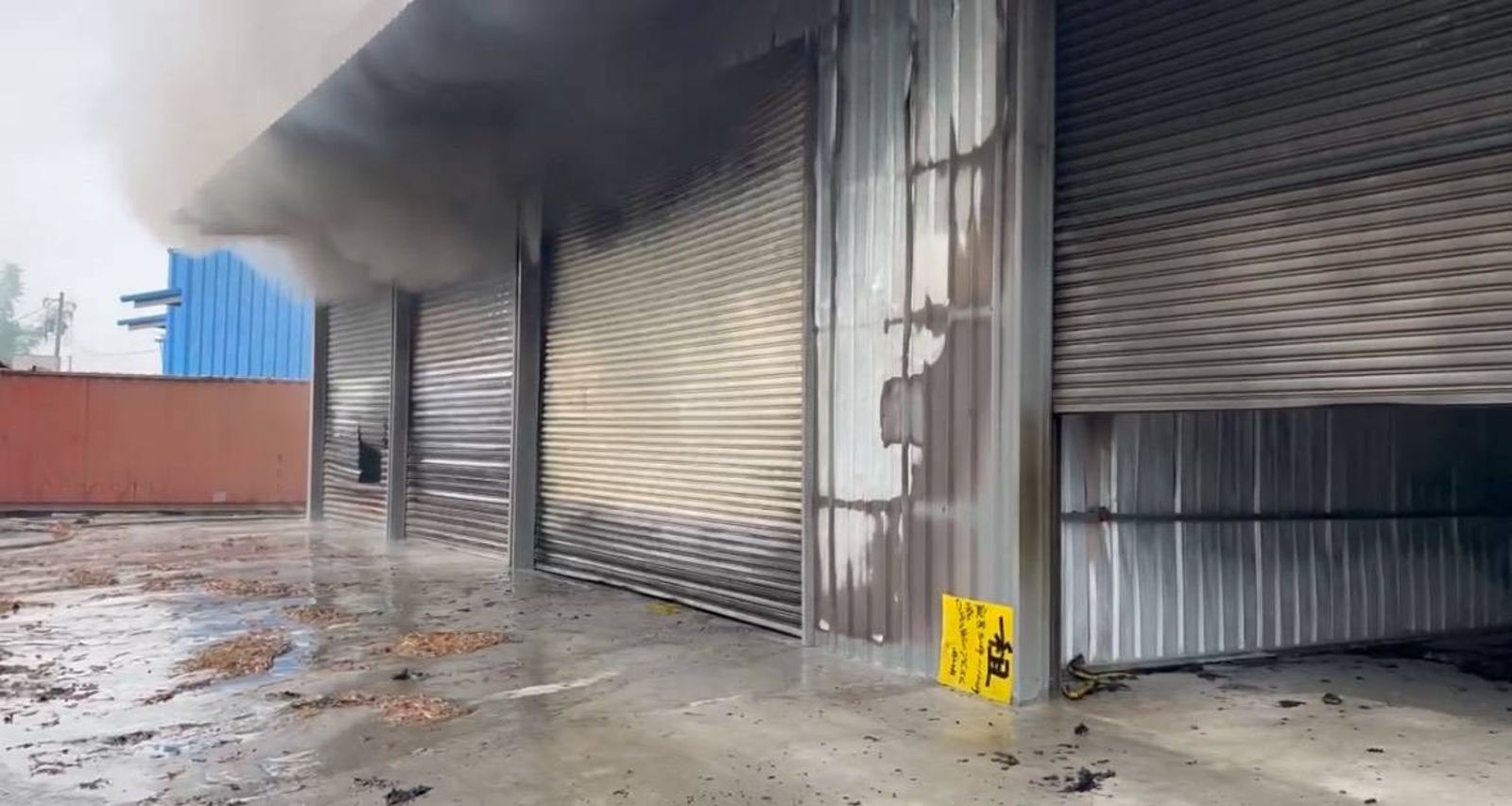 高雄大寮鐵皮工廠連兩起火警　疑製毒工廠遭燒毀滅證警調急勘查