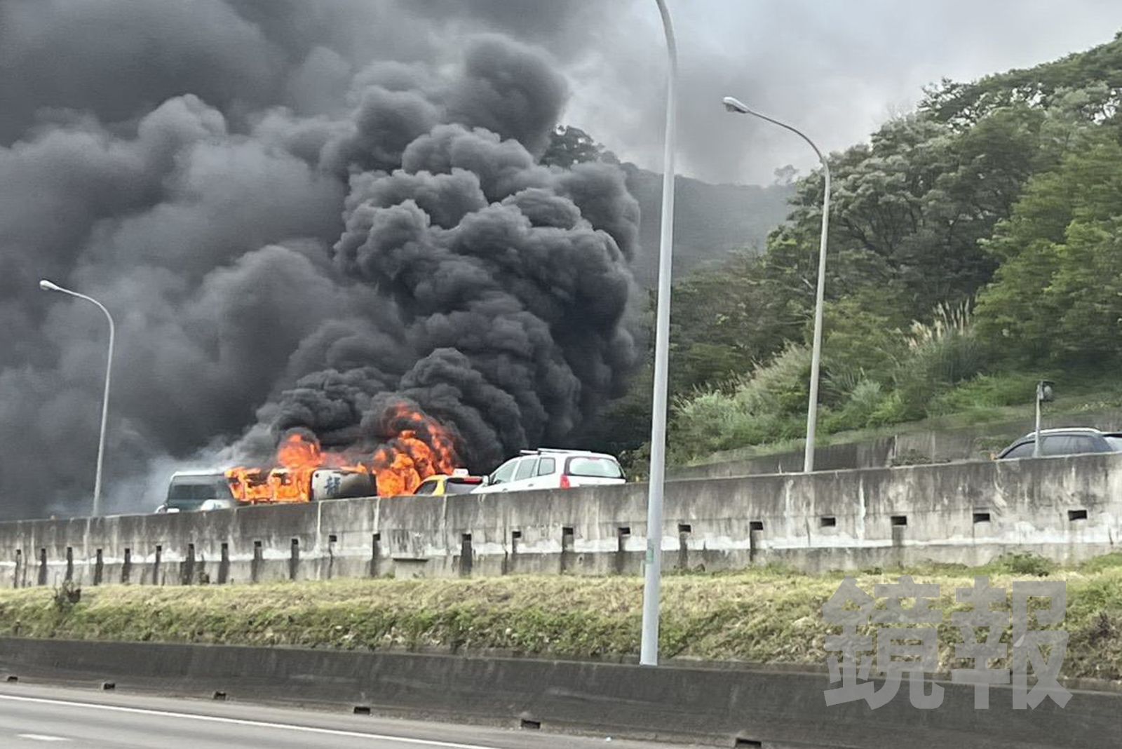 快訊/國1南下桃園路段遊覽車燒成火球 黑煙竄天「車流紫爆」嚴重回堵