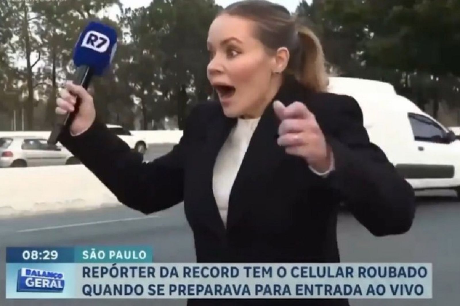 嚇!女記者連線播報 搶匪「瞬間移動」1秒即奪走手機