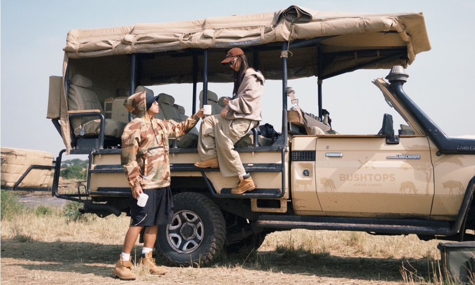 健志和老婆Mia赴非洲拍新歌MV。混血兒娛樂提供