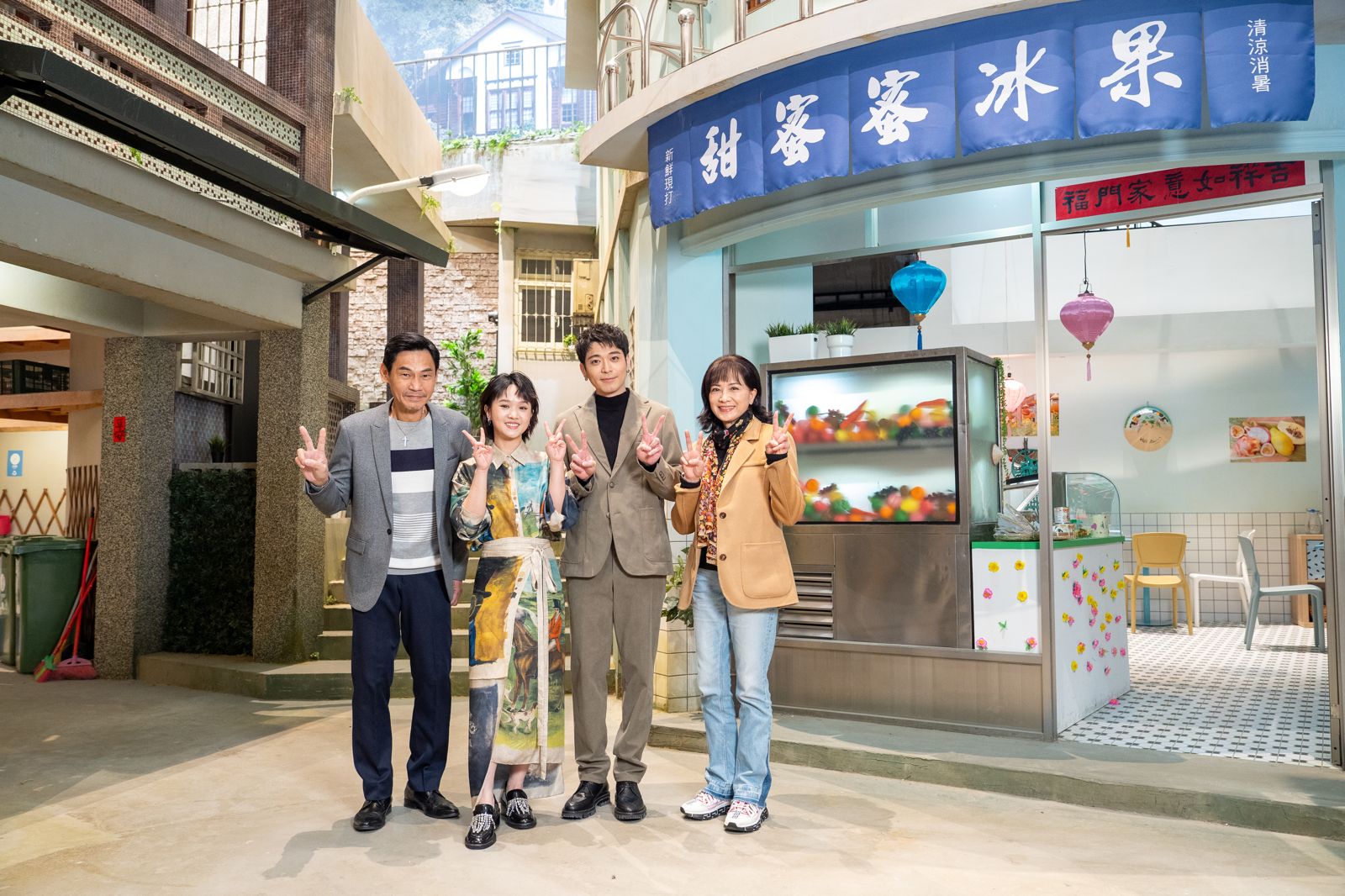 夏靖庭（左起）、嚴正嵐、侯彥西、柯素雲在《大愛街二巷》攝影棚殺青。大愛提供
