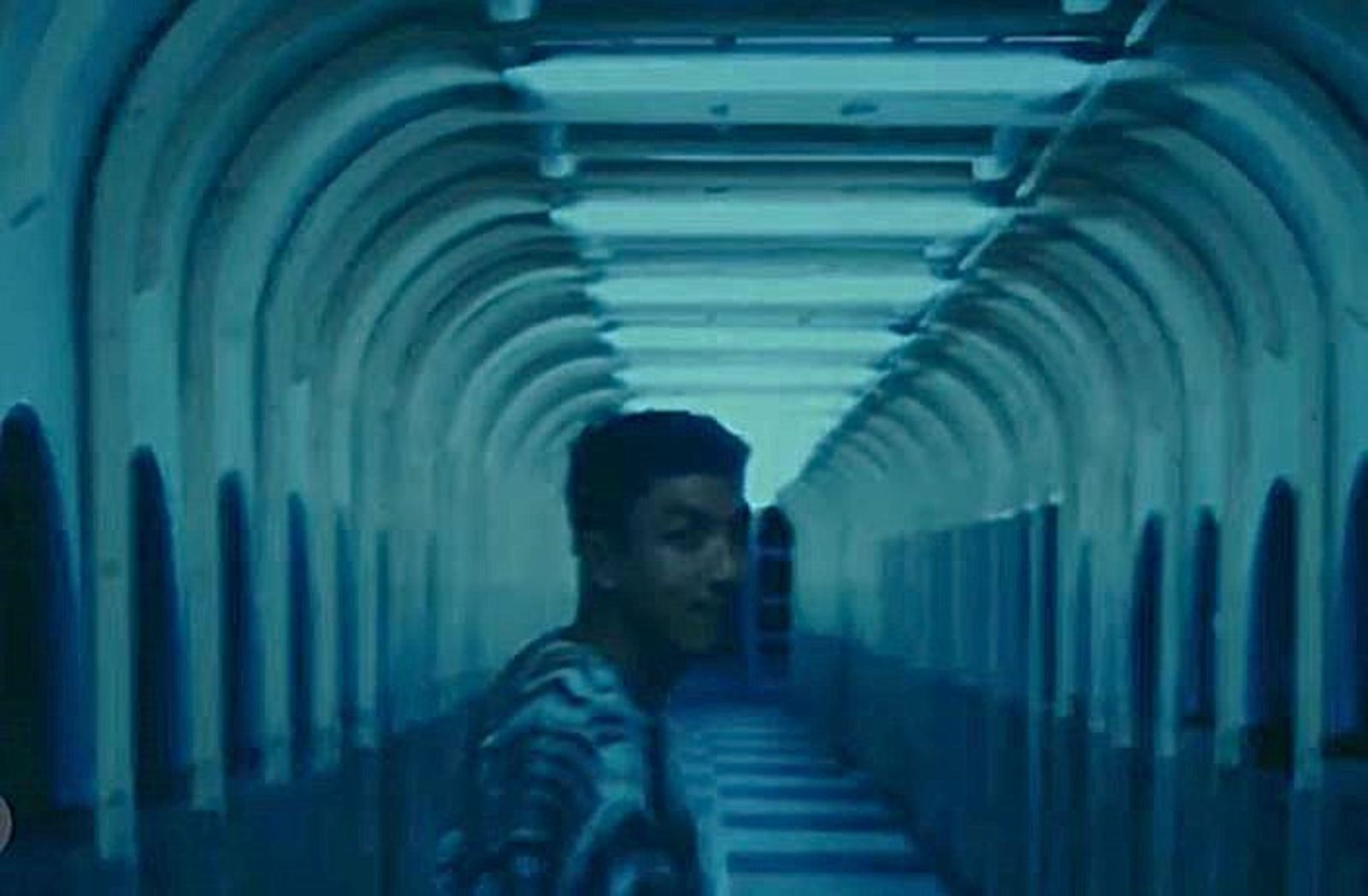 萬洛去基隆中正陸橋重現舒淇在《千禧曼波》當中的場景。翻攝萬洛IG