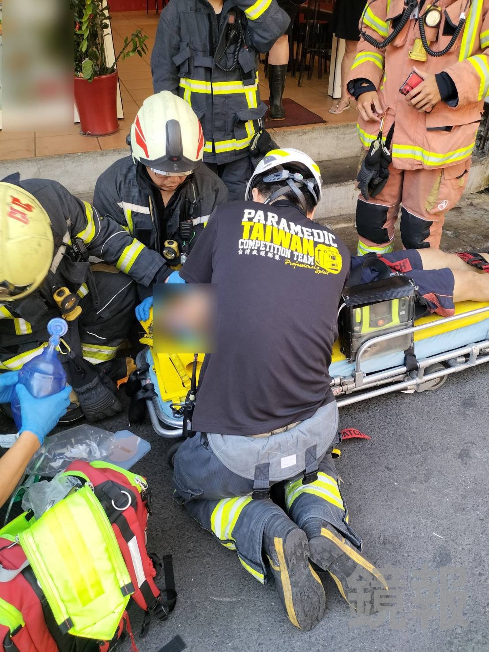 快訊/中和男3米高墜落梯井 趴電梯車廂上命危送醫