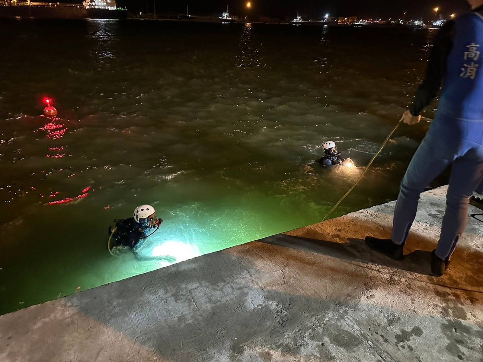 有片／墜海畫面曝光！休旅車夜闖高雄港管制區直衝入海　僅1黑狗游上岸駕駛搜救中