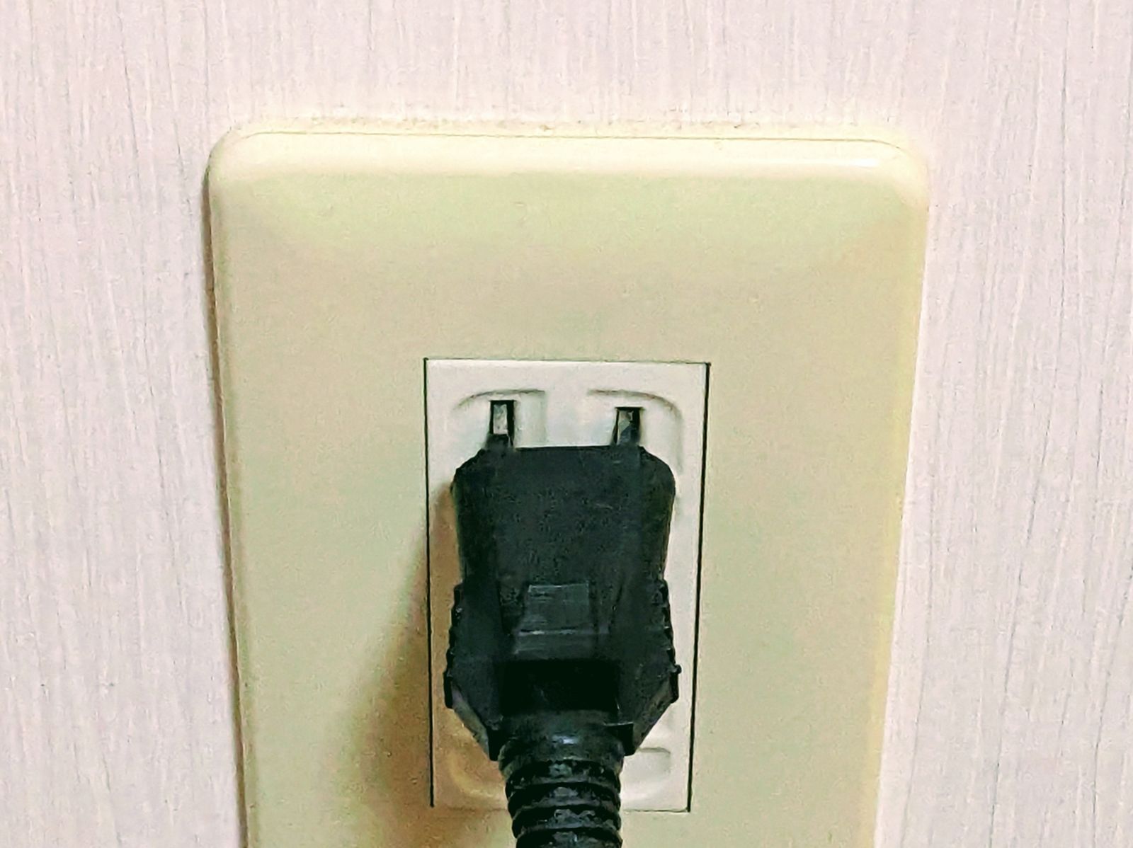 過年大掃除!插頭出現「2種顏色」快換新 正確清潔法曝光