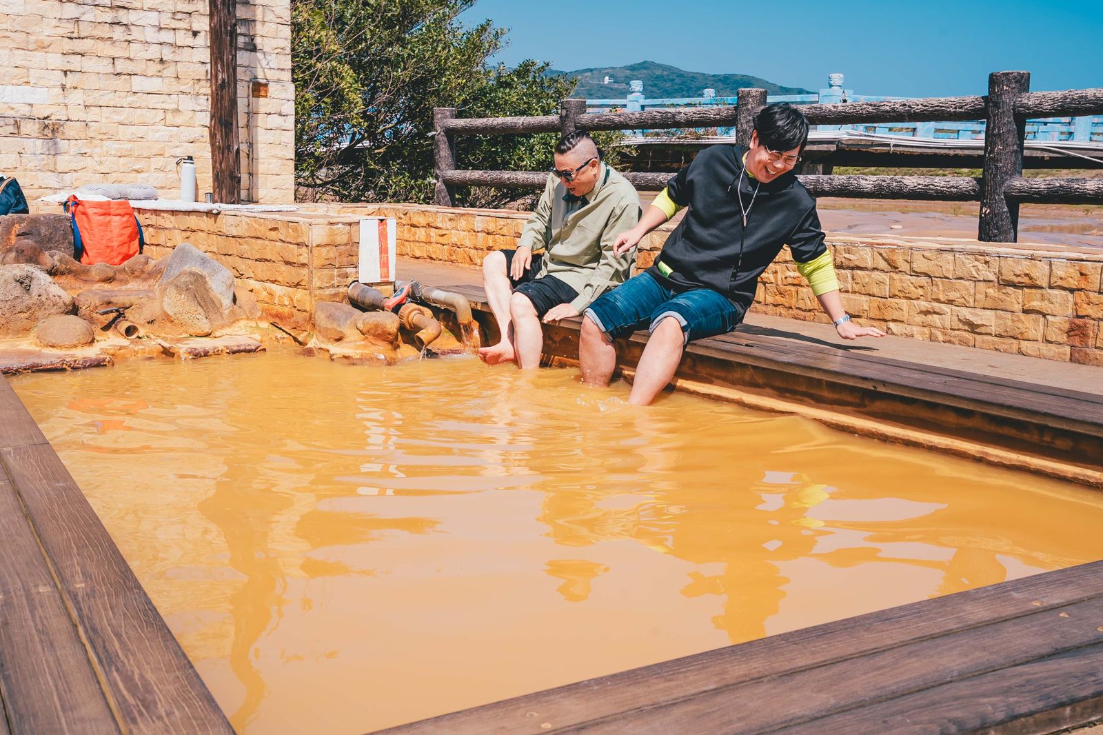 《來去恁兜洗魂舒》邰智源（左）與邵大倫（右）在「黃金之湯」泡腳直喊燙。公視台語台提供