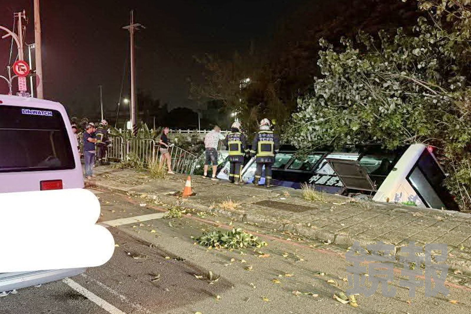 事故現場的邊坡駁坎，深度約一層樓。民眾提供