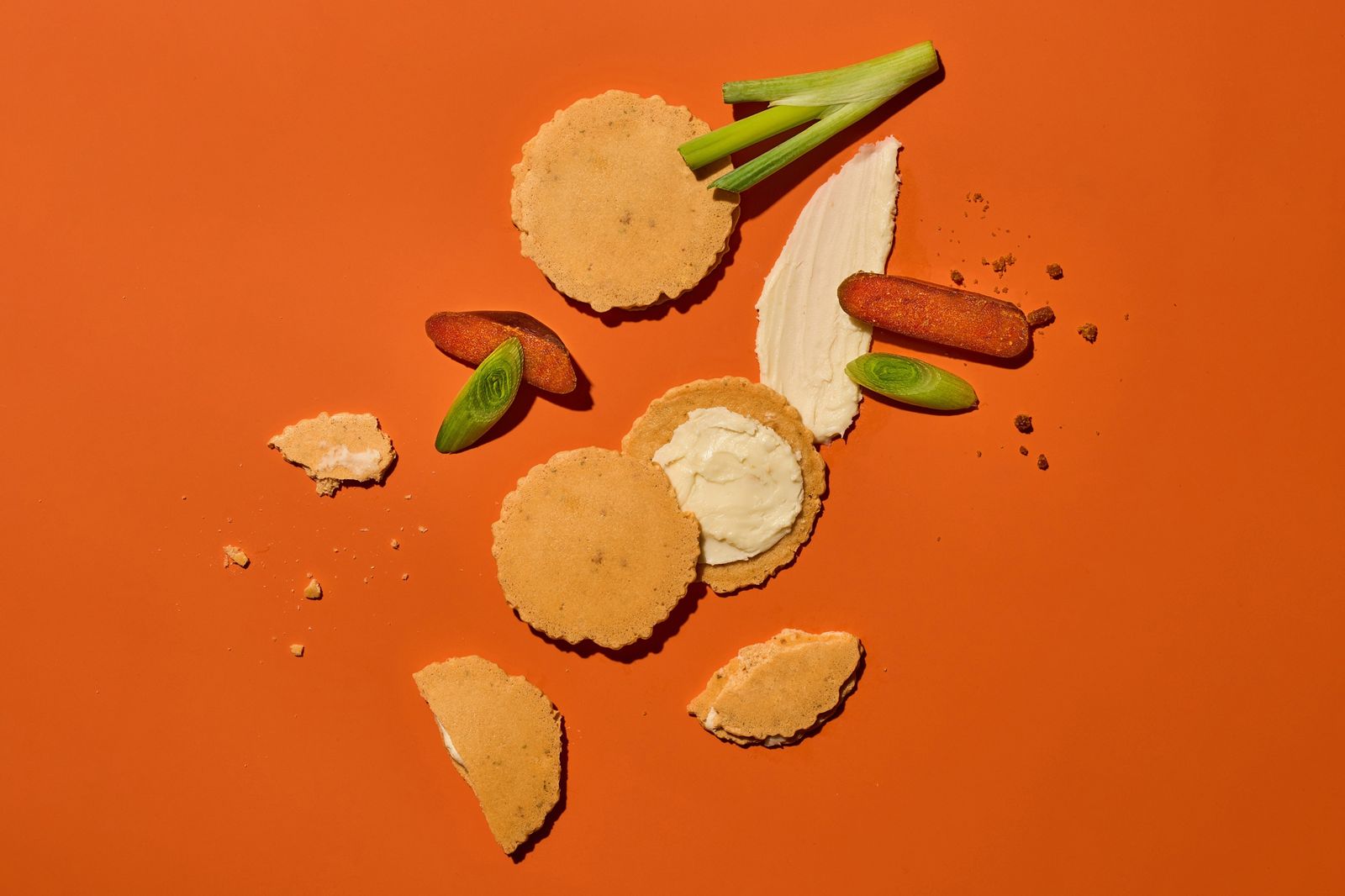 「烏魚子起司煎餅禮盒」煎餅薄脆，夾著濃香起司，還吃得到烏魚子的鹹甘。（700元／盒，舊振南供圖）