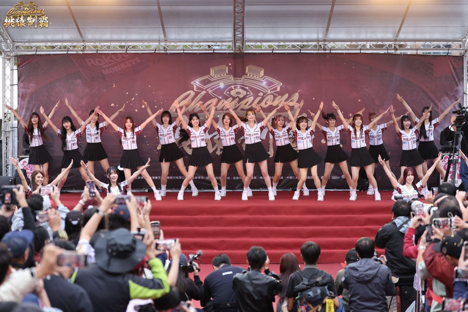 樂天女孩台上跳應援舞。樂天桃猿提供