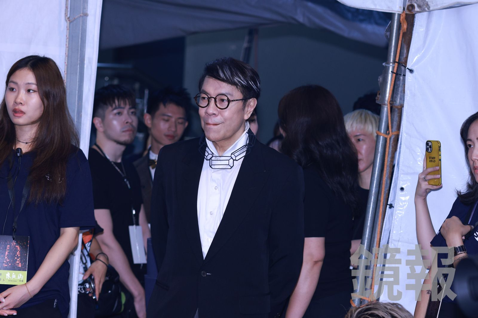 蔡康永在一旁默默守候。攝影組攝