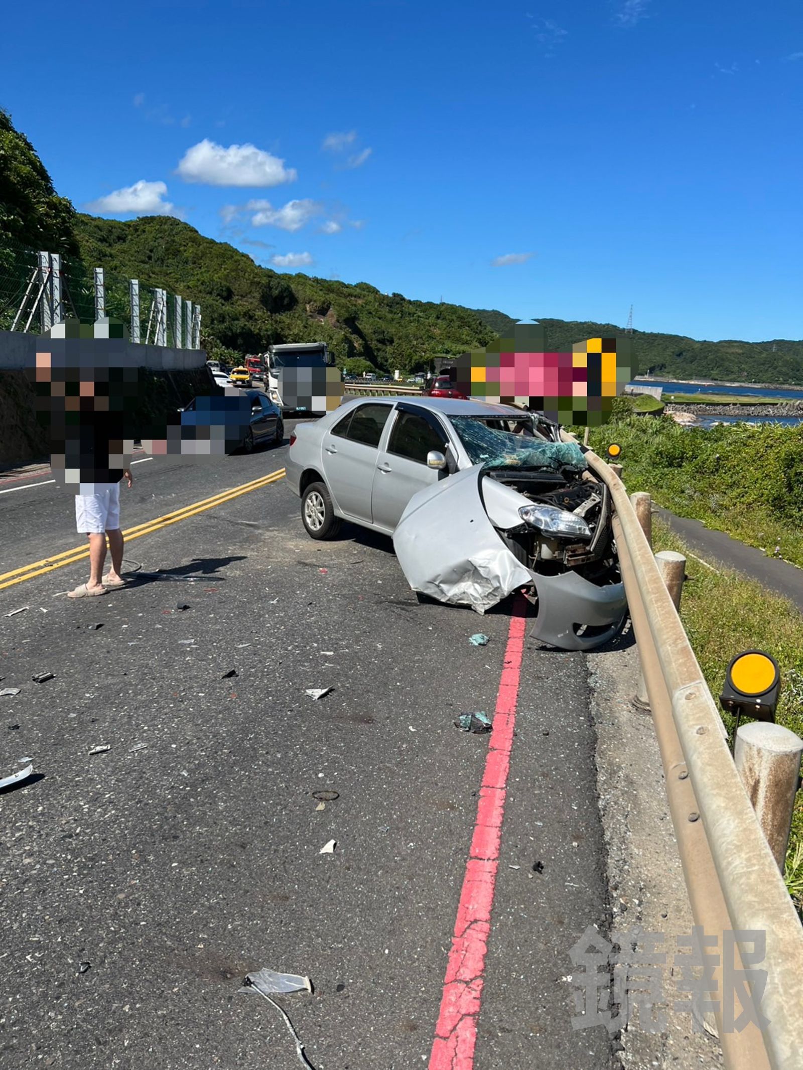 另一部自小客車車頭也嚴重毀損。翻攝畫面