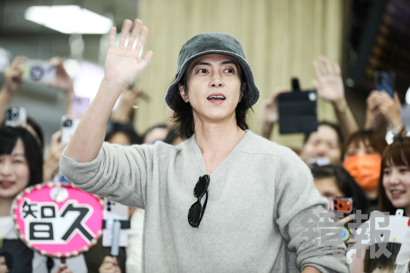 山下智久不停揮手。鄒保祥攝