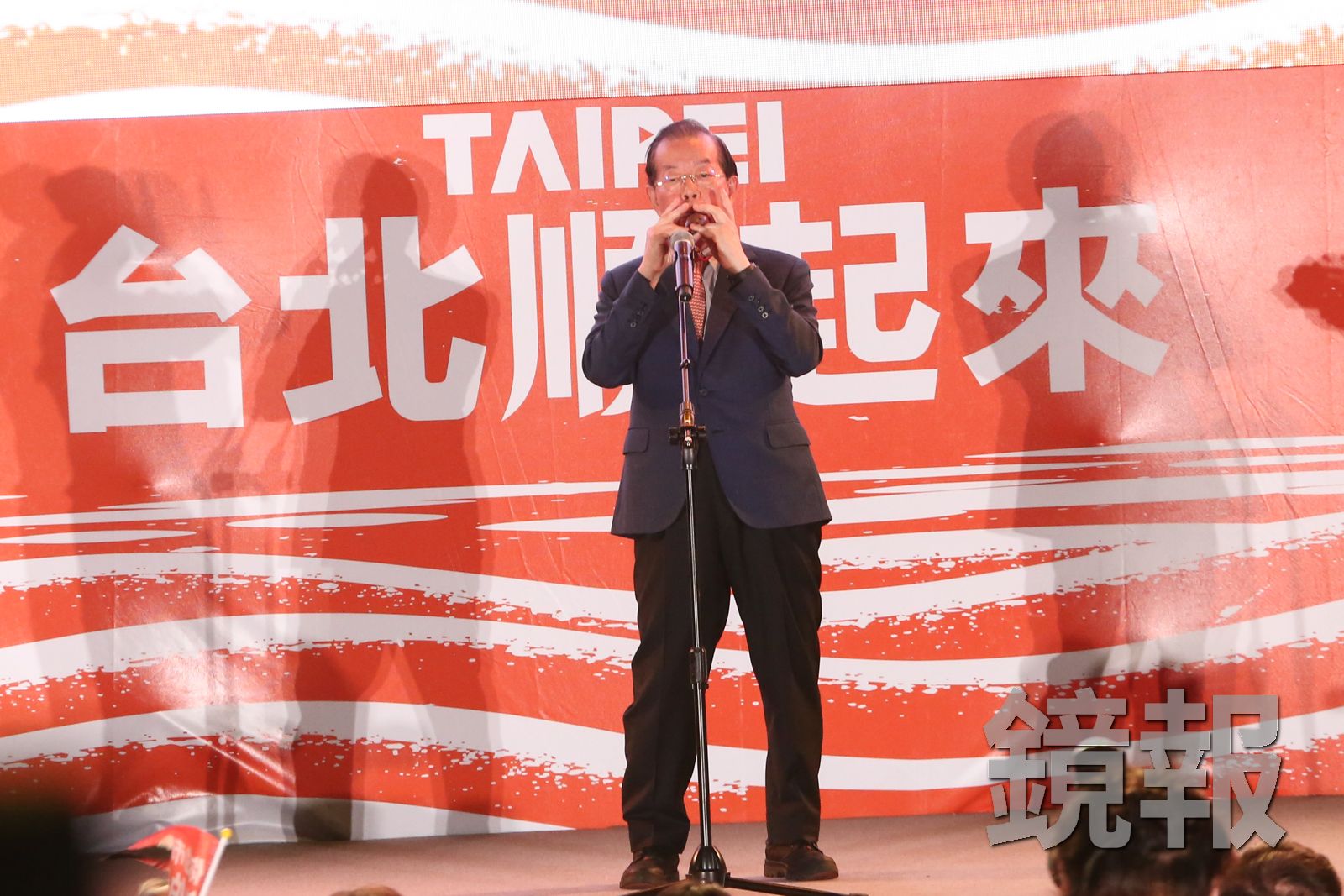 前行政院長謝長廷現身沈伯洋市政說明會,吹陶笛演奏〈快樂的出帆〉,讓台下觀眾聽得又驚又喜。攝影李鍾泉