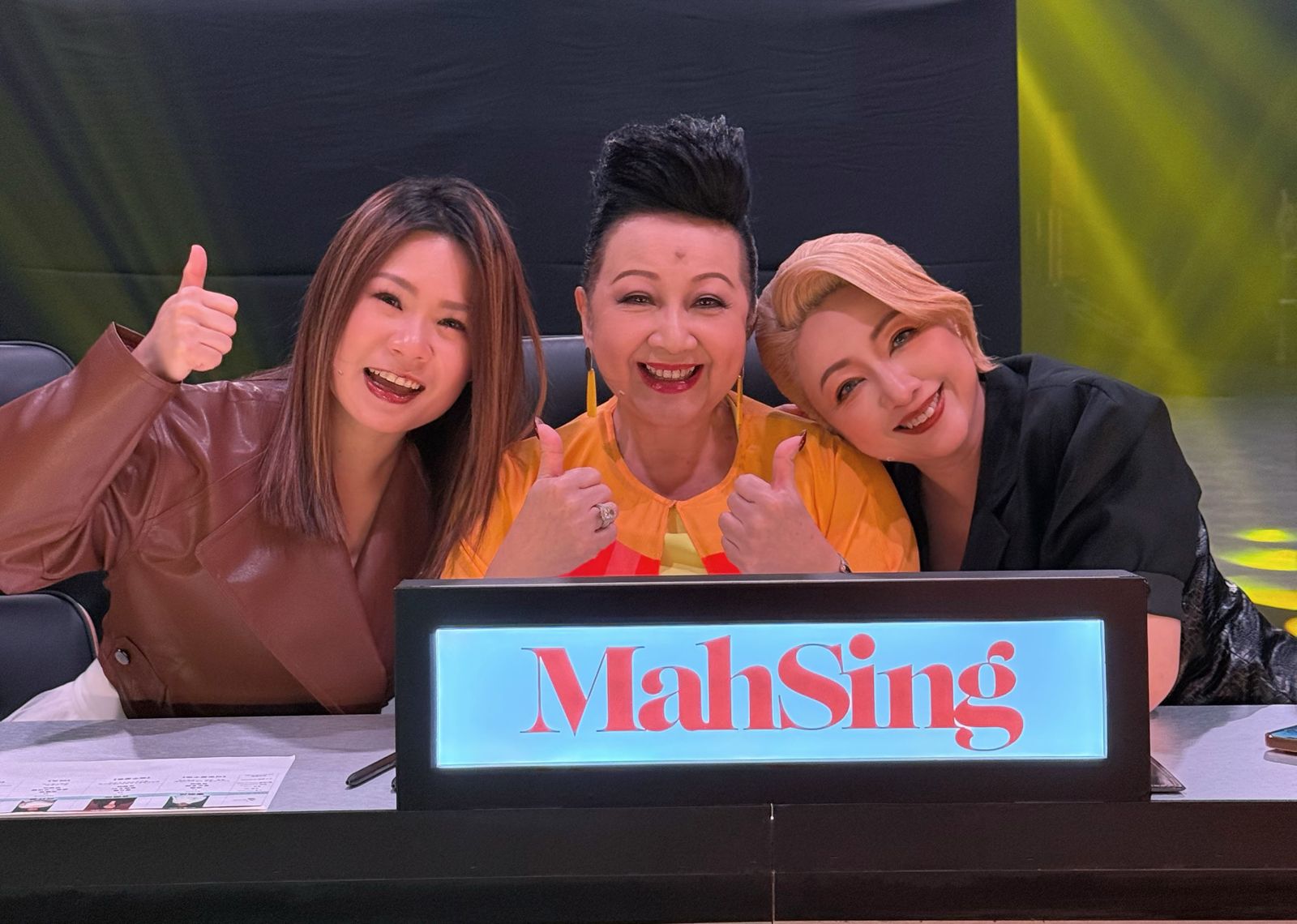 符瓊音(左1)與薛家燕(中)擔任Astro 電視台大型歌唱節目《經典名曲比賽》的評審。首符國際提供
