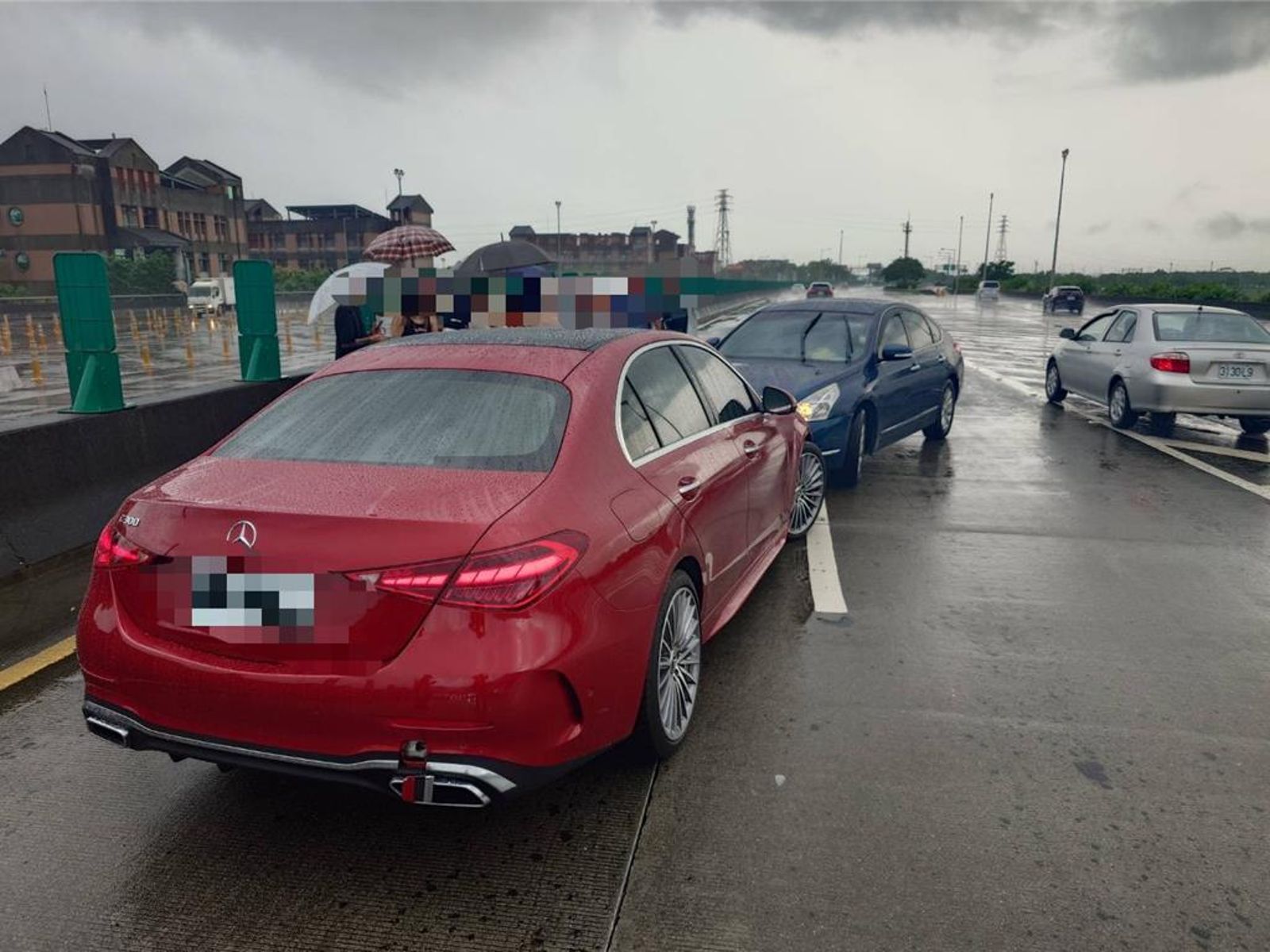 宜蘭88歲老翁逆向衝上國道5號，釀3車追撞車禍。翻攝畫面