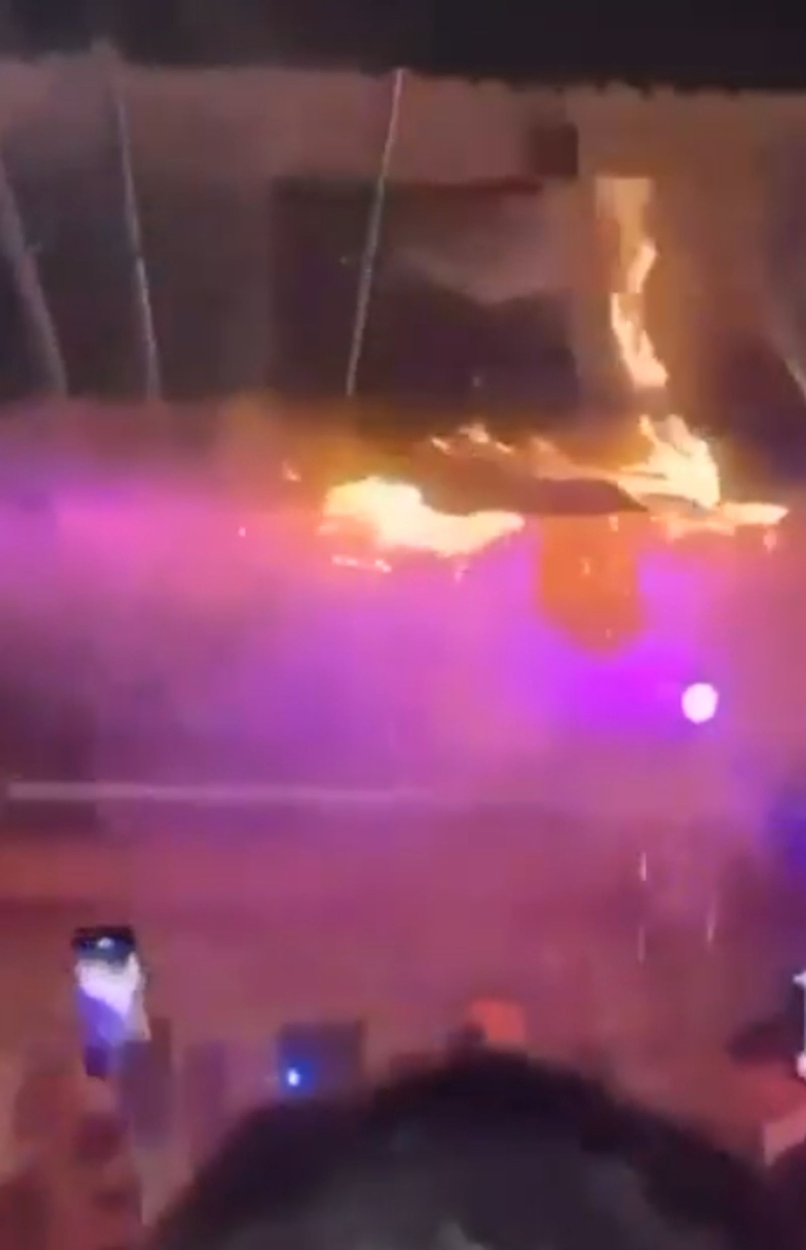 酒吧內大火情況。圖／X@TonyTruant01