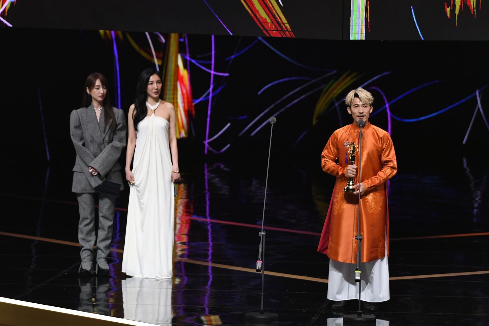 連炳發中、英語切換致詞。三立提供