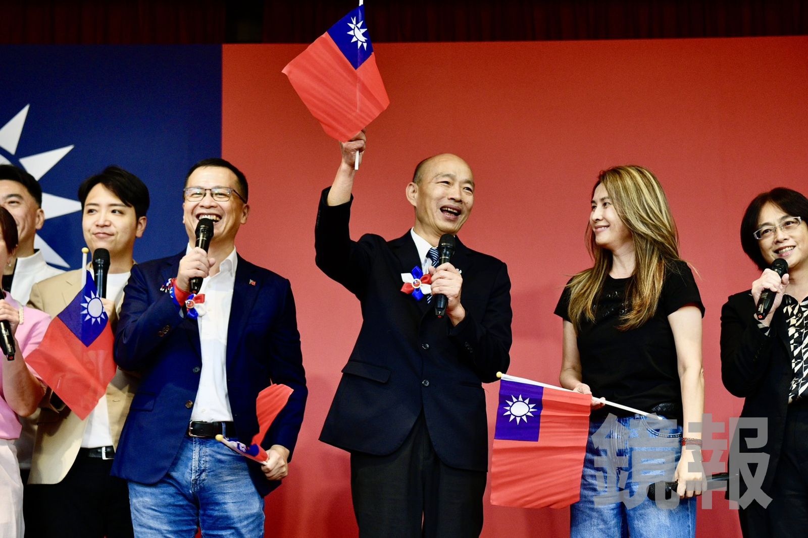 站台嗨唱「愛拚才會贏」！韓國瑜笑喊怕被誤會　祝羅智強心想事成