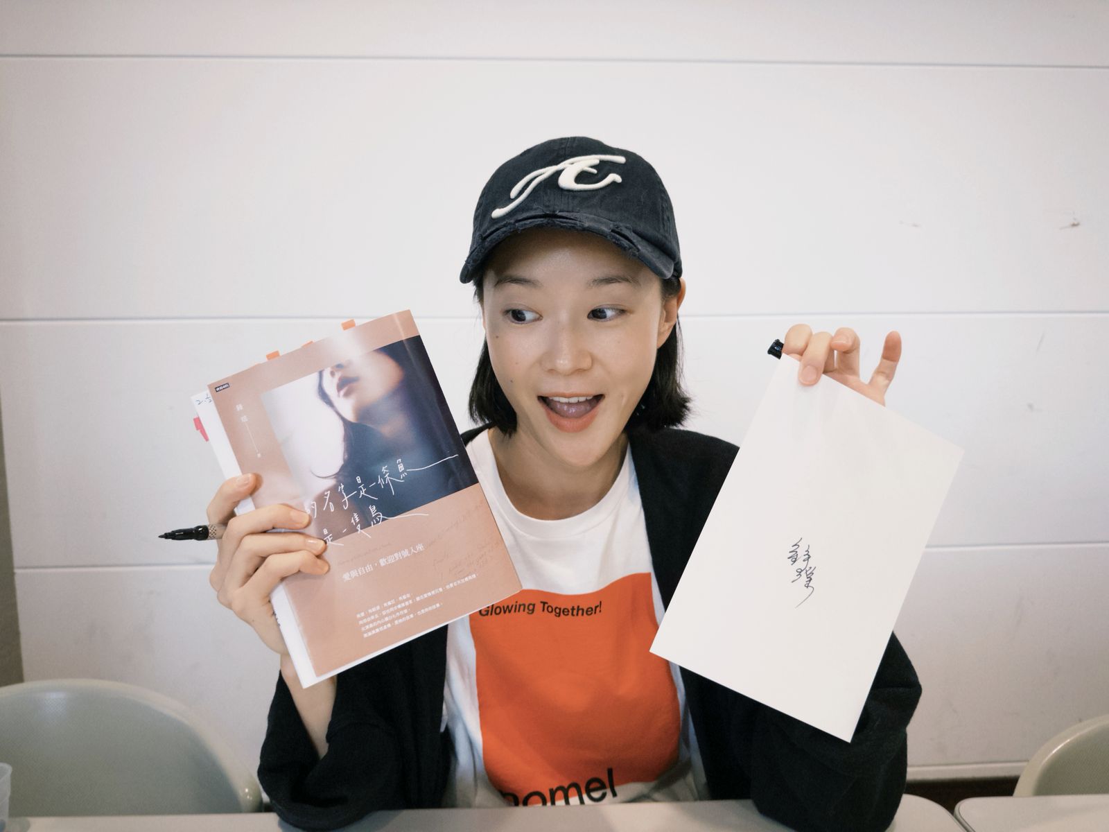 鍾瑶親自參與新書發行的過程。星星相藝提供