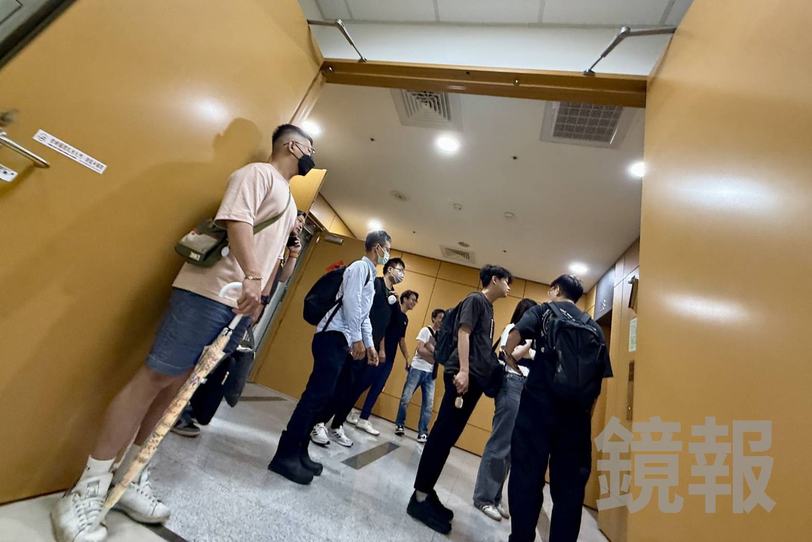 多名街口員工中午臨時被通知居家上班，臨走時議論紛紛。董孟航攝