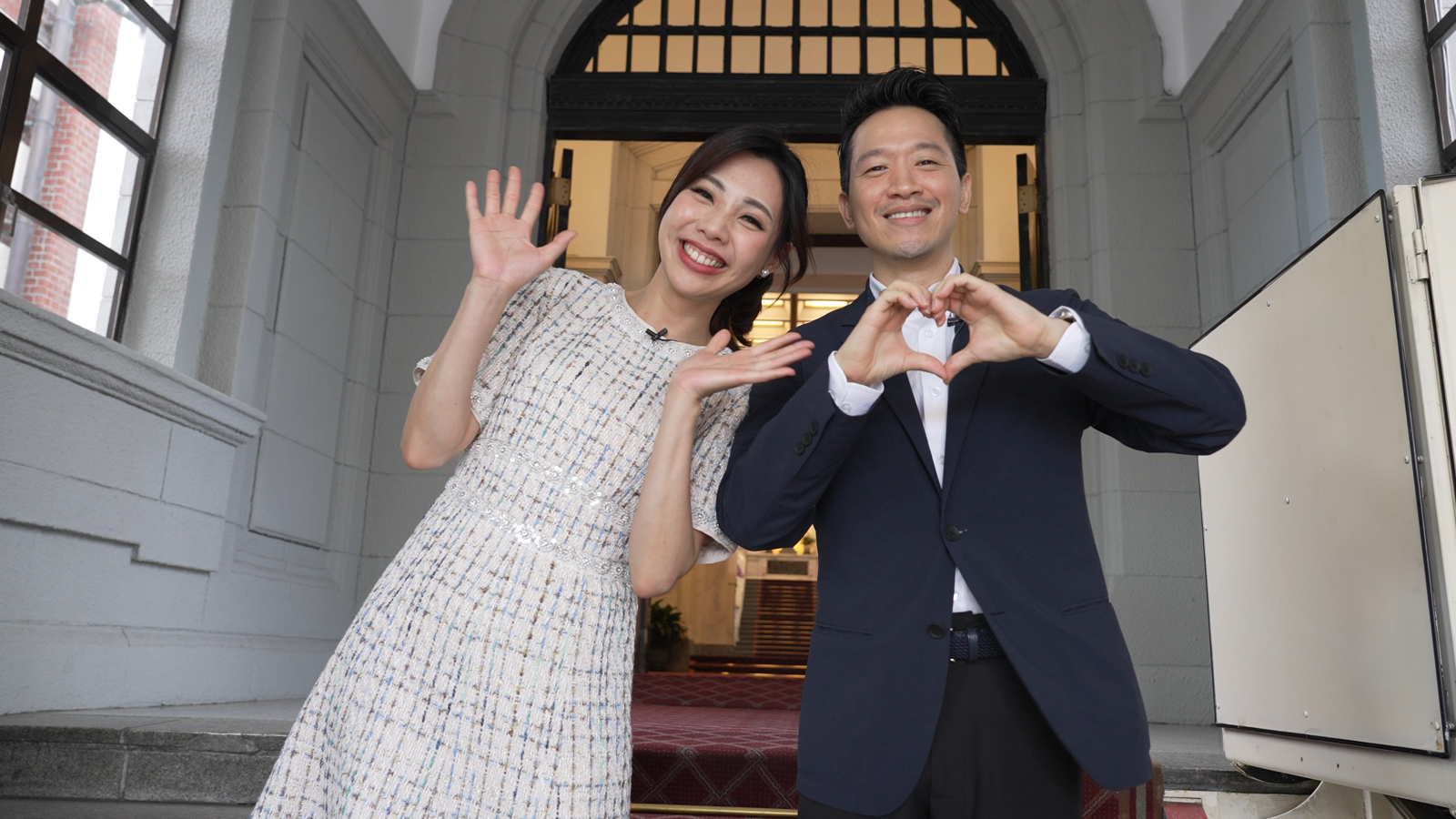 《鏡新聞》「主播Fun鬆聊」節目主持人潘照文（左）專訪總統府副秘書長何志偉。（圖／鏡新聞提供）