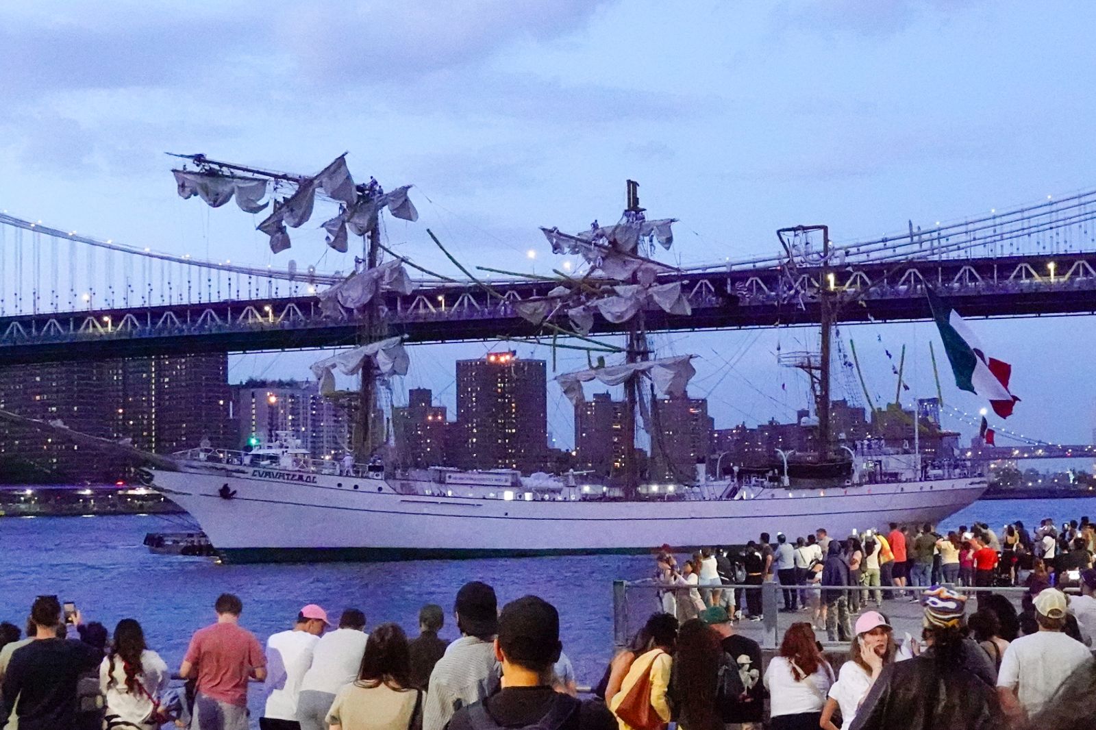 墨西哥「大型艦艇」撞上紐約布魯克林大橋！釀2死19傷