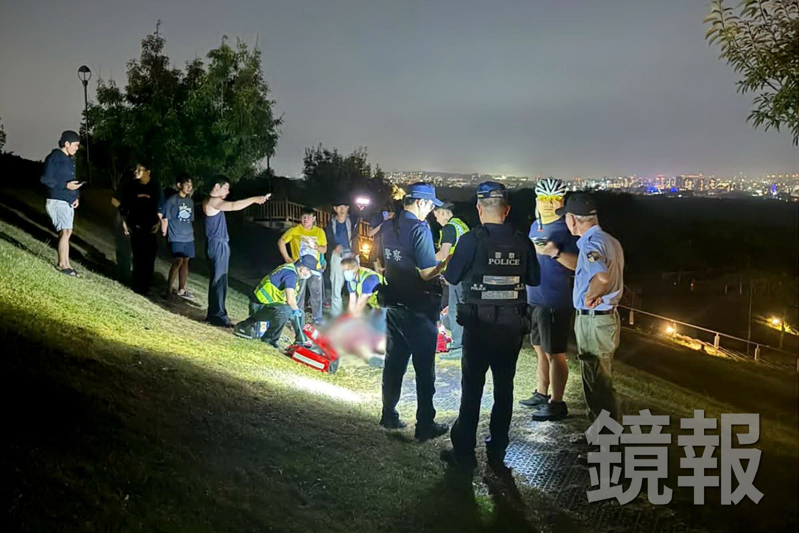 單車騎士劉男行經望高寮途中突然昏迷倒地,路過民眾輪流替他施作CPR,消防人員到場後接手急救。圖/畫面授權threads 95egen