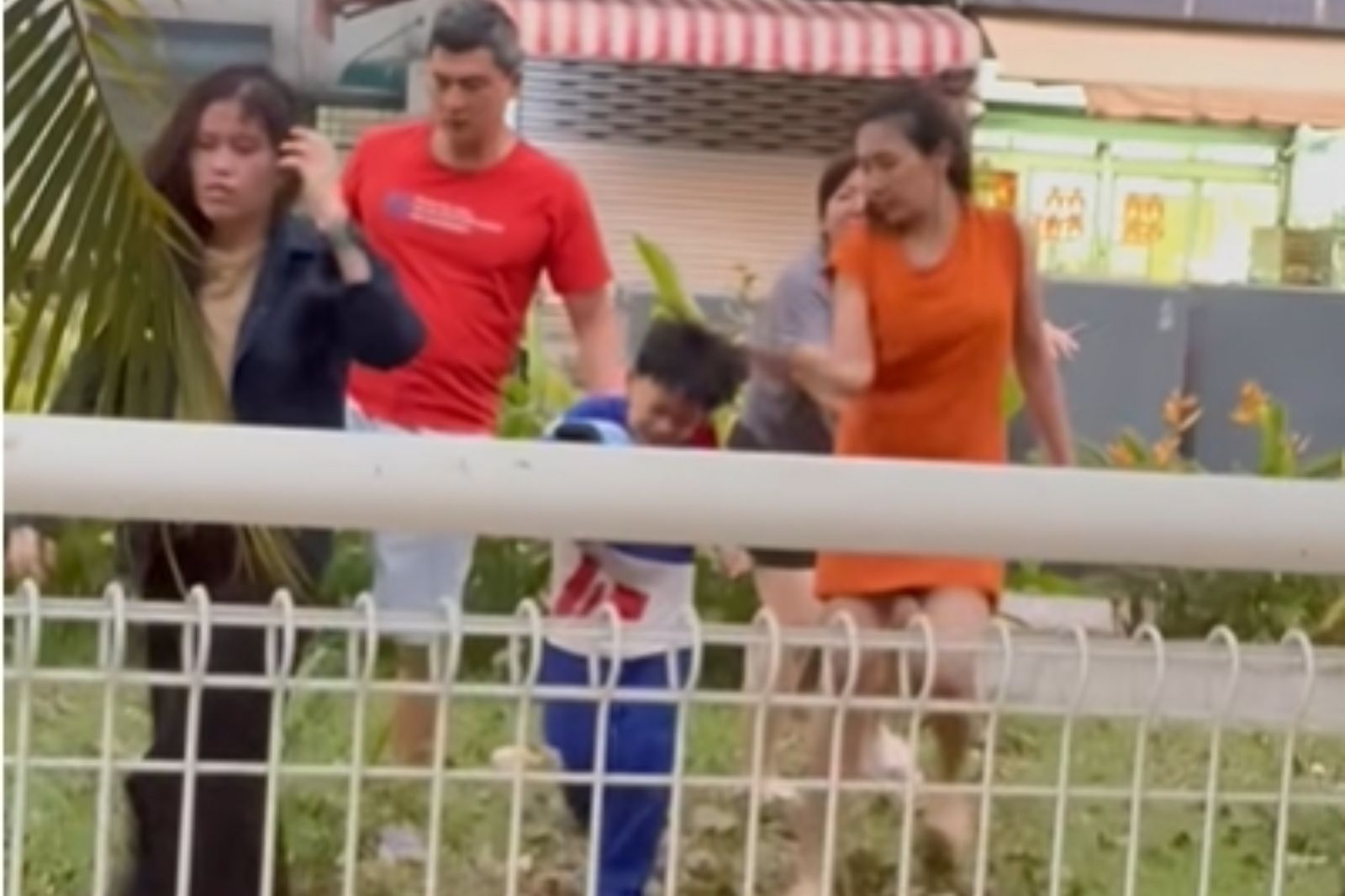 「啪」一聲狠甩5歲童！屏東虎媽扯髮狂毆越南媽　辱罵：不歡迎妳滾回去...惡劣畫面引公憤