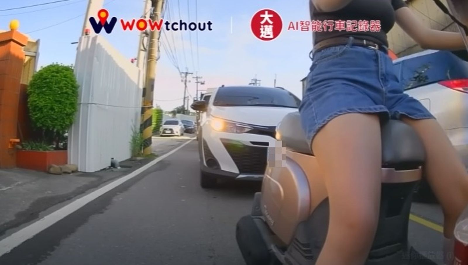 女騎士等紅綠燈遭逼車!駕駛沿路「猛按喇叭」還想超車 網一看怒了:讓他紅