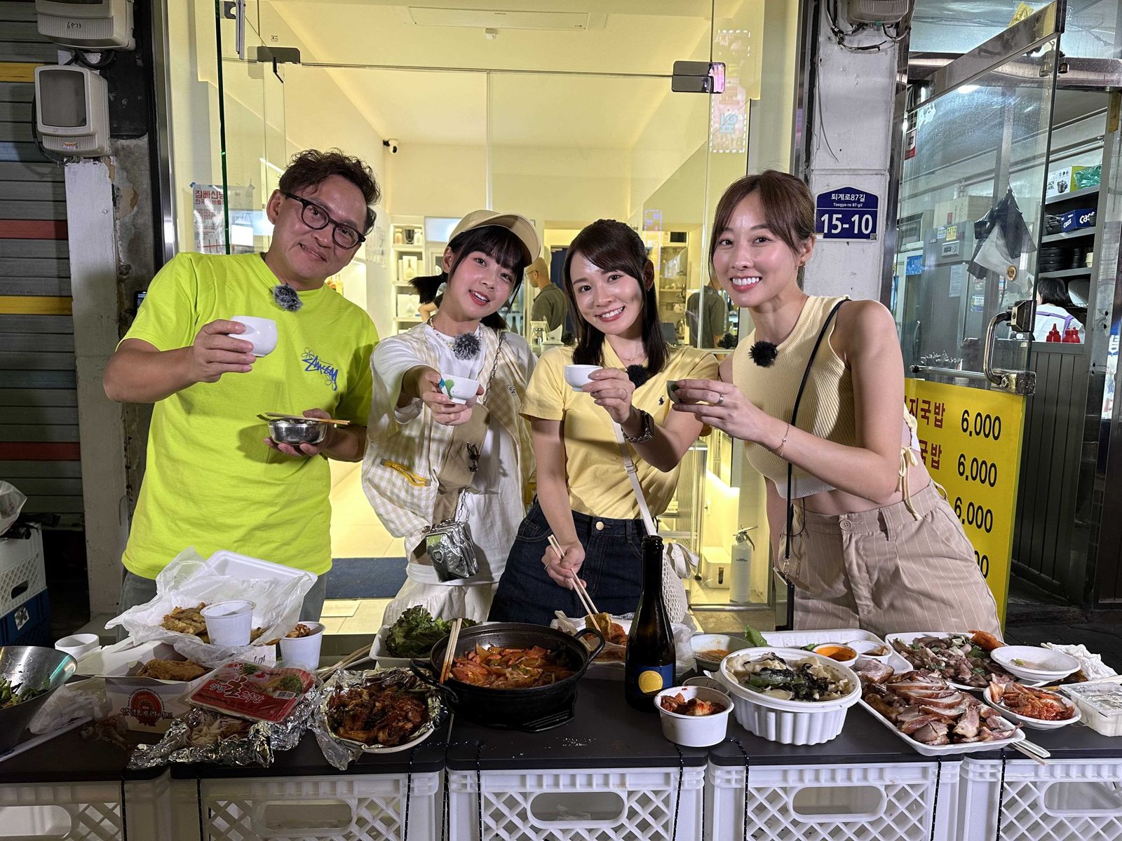 籃籃與南韓歐巴「勾手逛市場」互相餵食　「技術摔」被虧吃醋