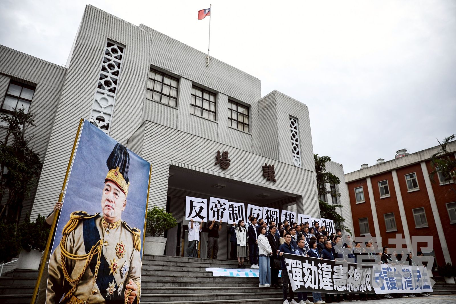 擺賴清德「登基照」轟獨裁！藍白宣布提案彈劾總統　辦全國公聽會、要求賴赴立院說明