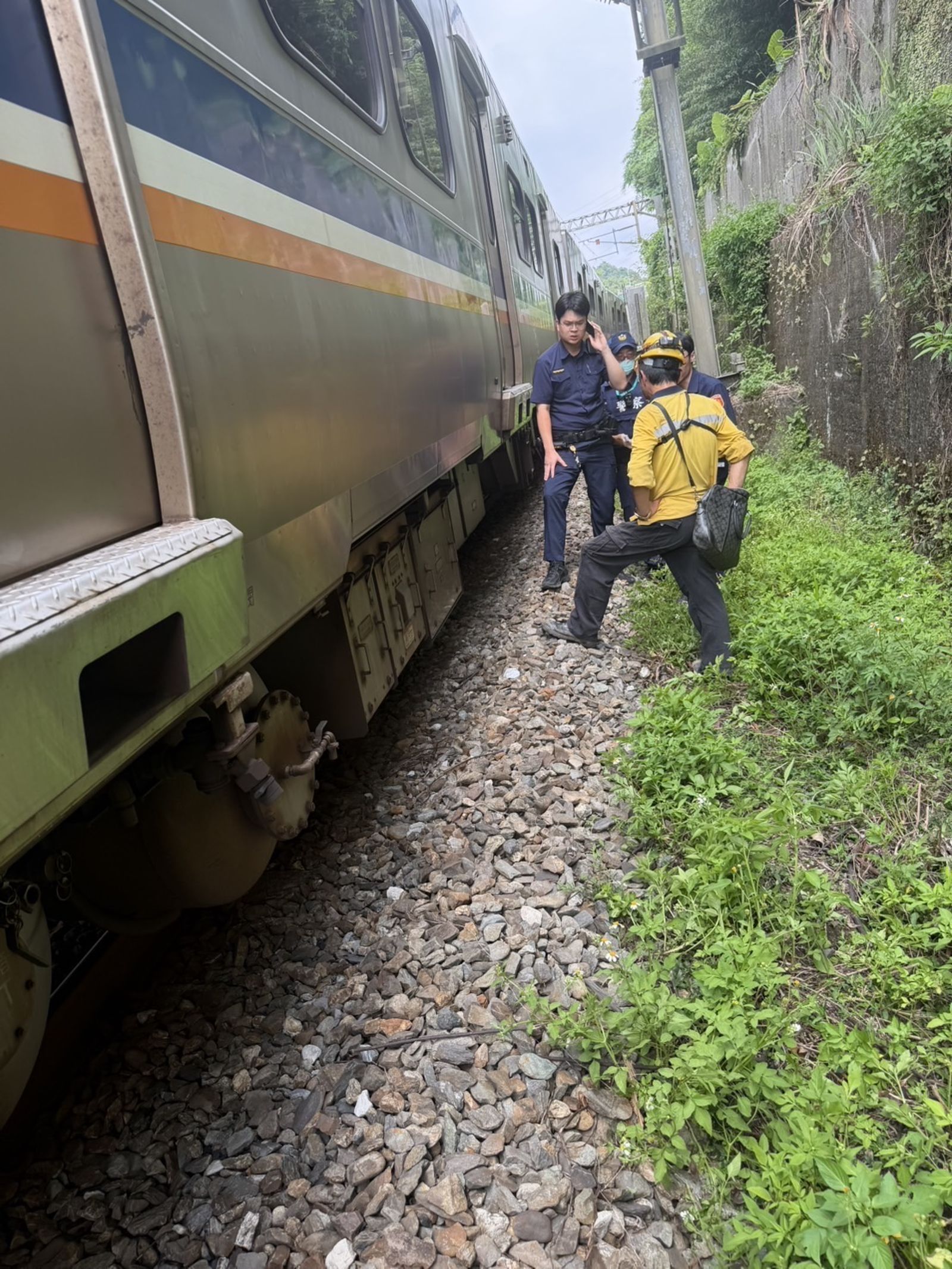 暖暖站驚傳「闖軌撞擊」!區間車煞不住猛撞 55 歲男意識清楚保命奇蹟曝