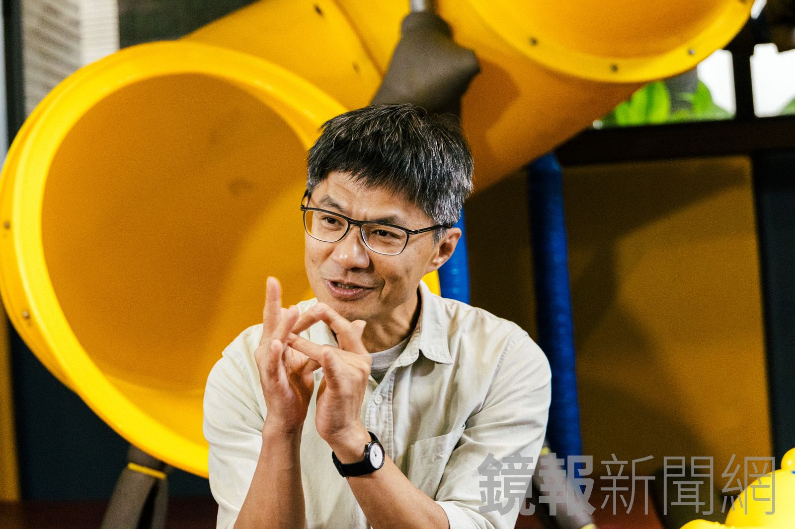 甘耀明正在說明「菜」的台灣手語手型。為了描寫「阿惜」這個聾人女孩的角色，甘耀明從網路資料研究台灣手語，也學會一點，呈現在阿惜的故事裡。圖／桑杉學攝