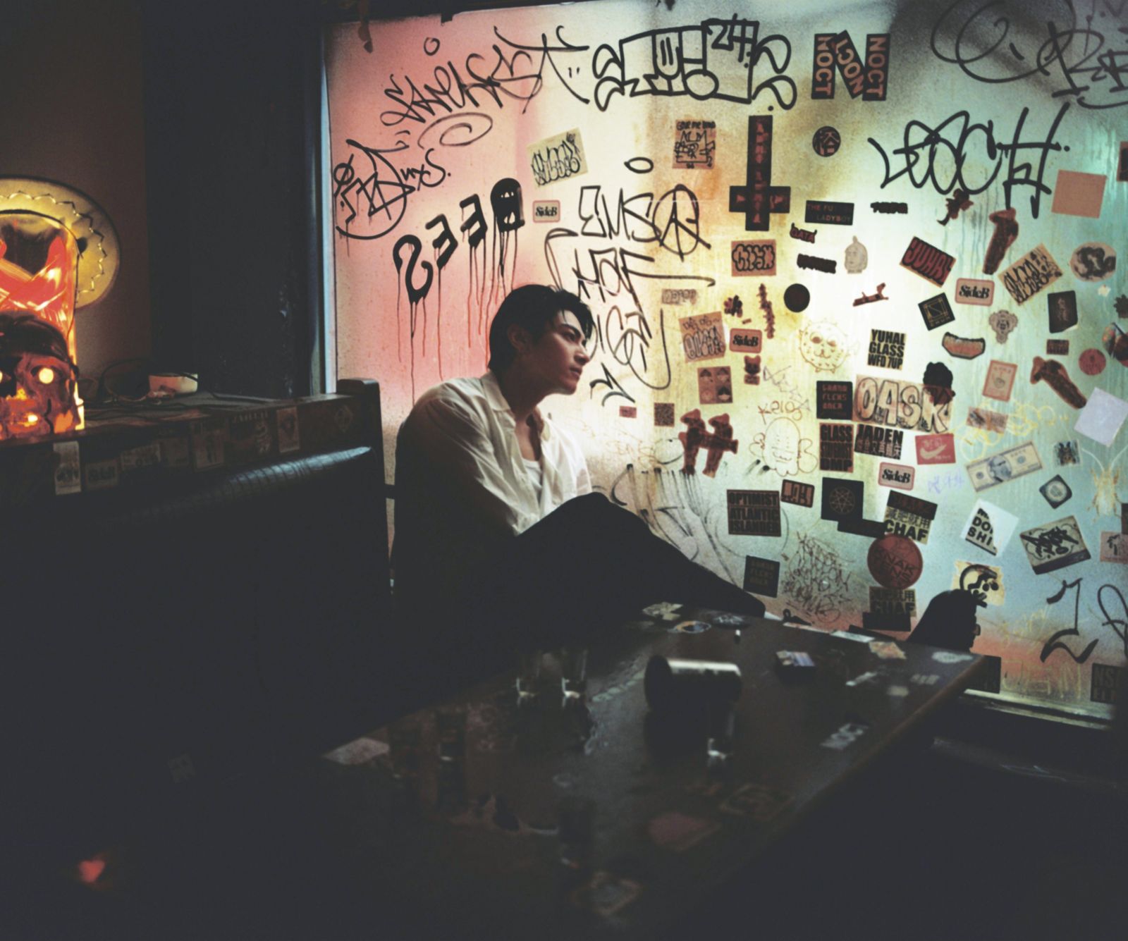 宋柏緯在酒吧狂歡到早上。夕陽音樂提供