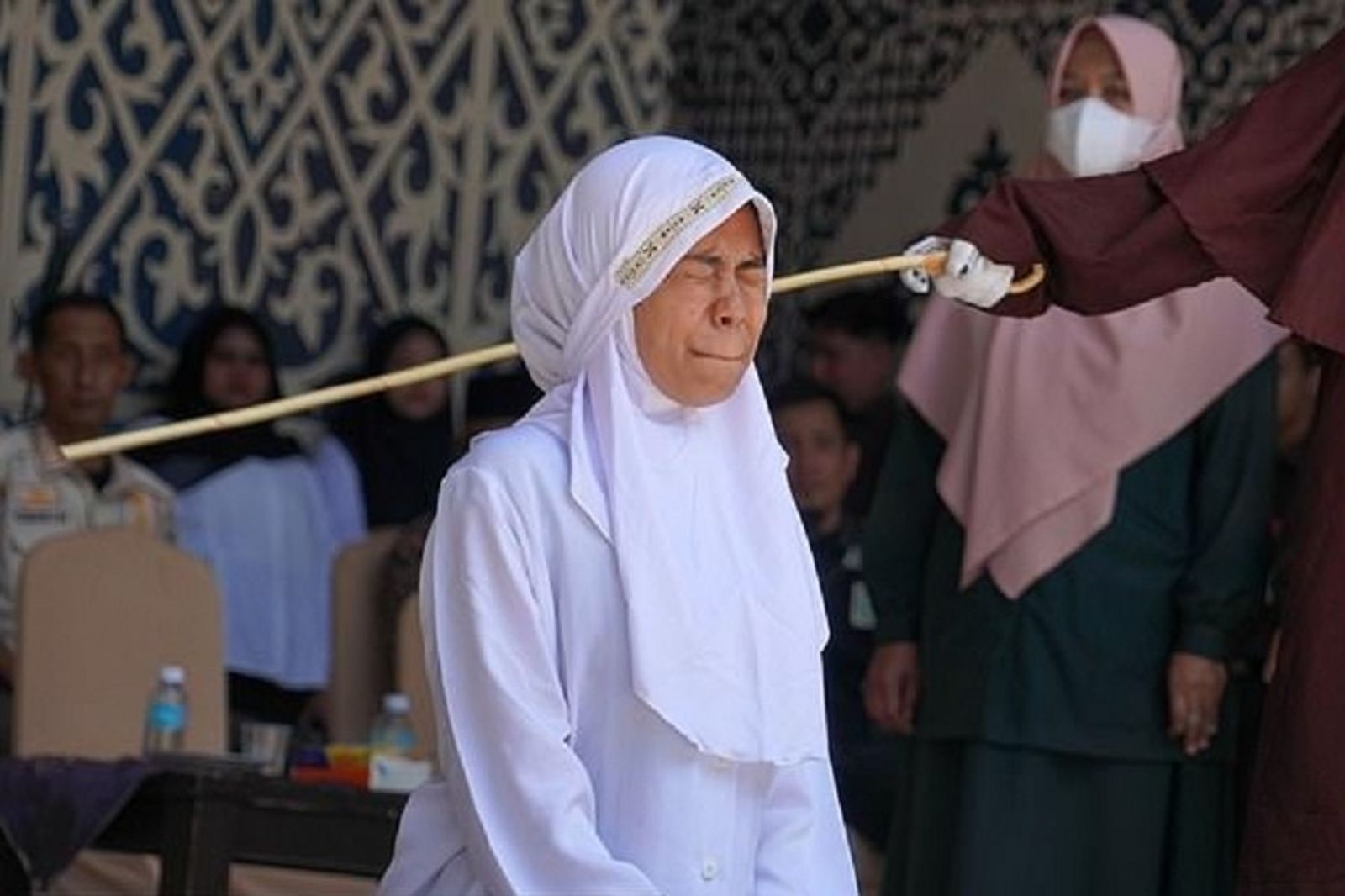 印尼女涉不倫戀+飲酒　遭判鞭刑140下！被鞭到當場昏厥