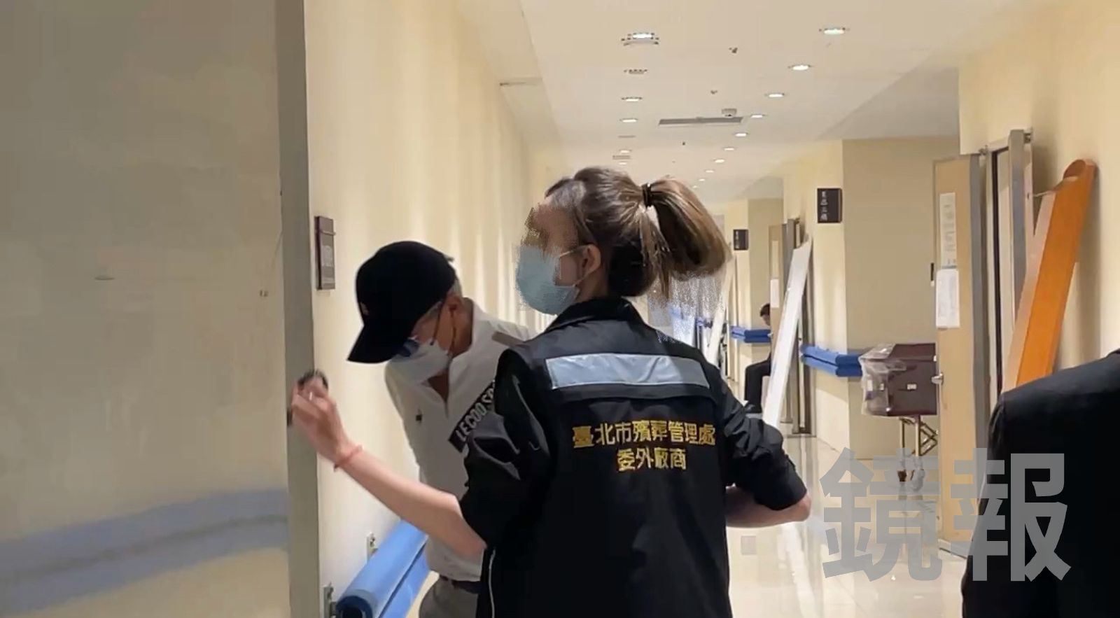 快訊/信義區豪宅雙屍命案相驗 男女雙方家屬抵二殯