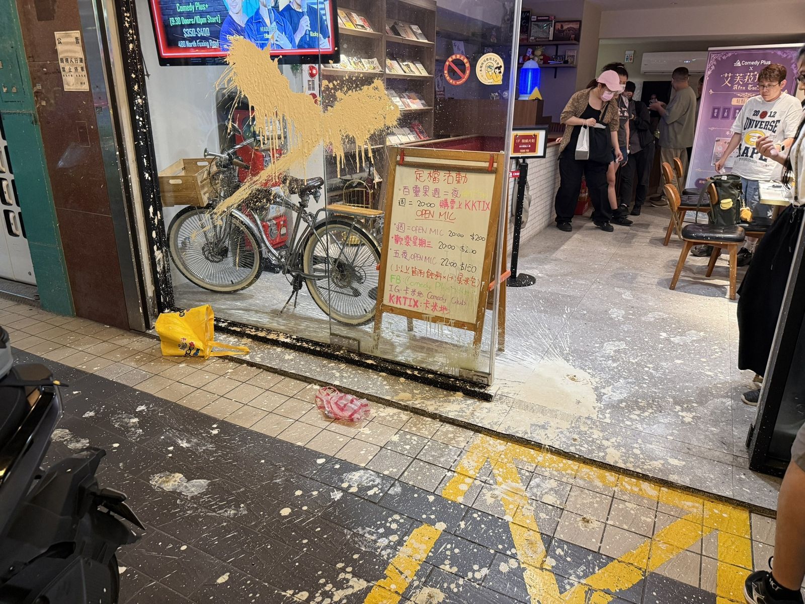 臭到吐!知名脫口秀餐廳「卡米地」遭潑糞漆 警逮1共犯主嫌逃逸中