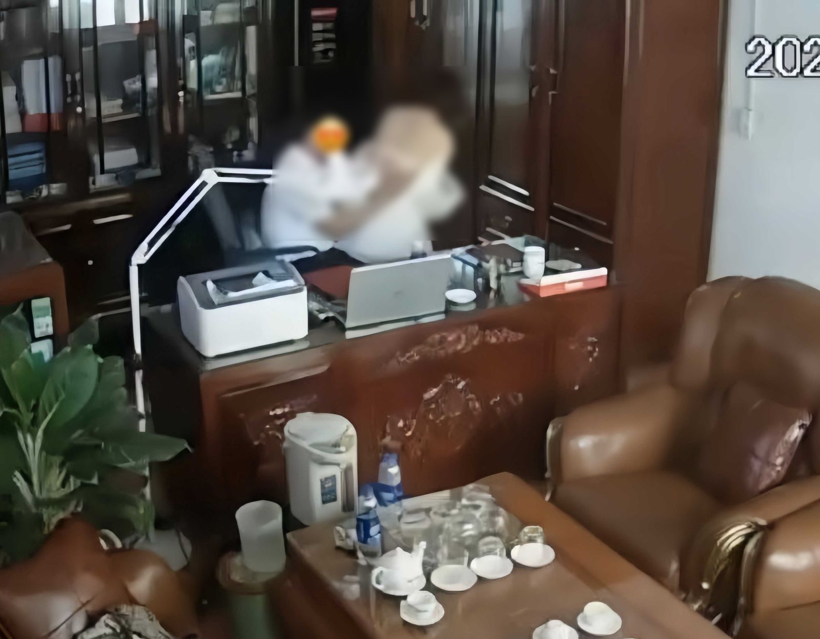 男子把學校辦公室當摩鐵使用。圖/翻自《黑料網》