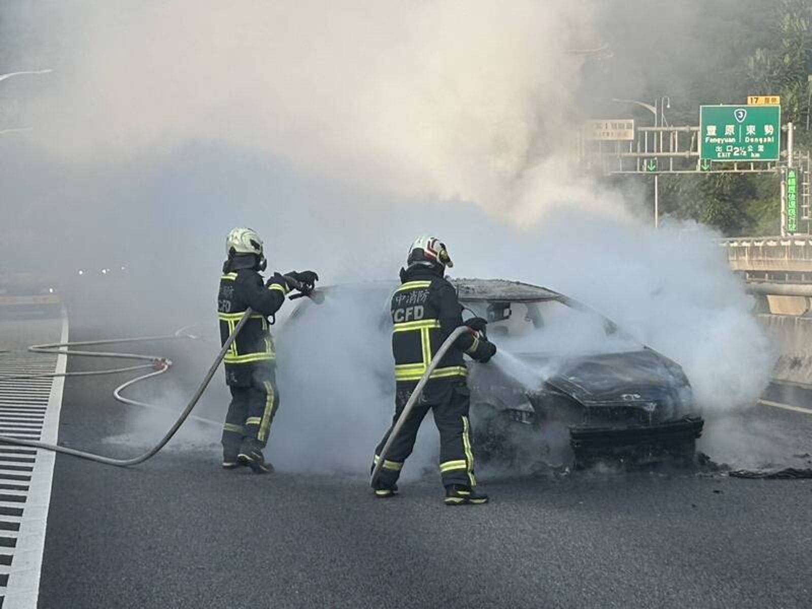 國道4號豐原段轎車疑自撞起火 整車燒毀駕駛逃生無傷亡