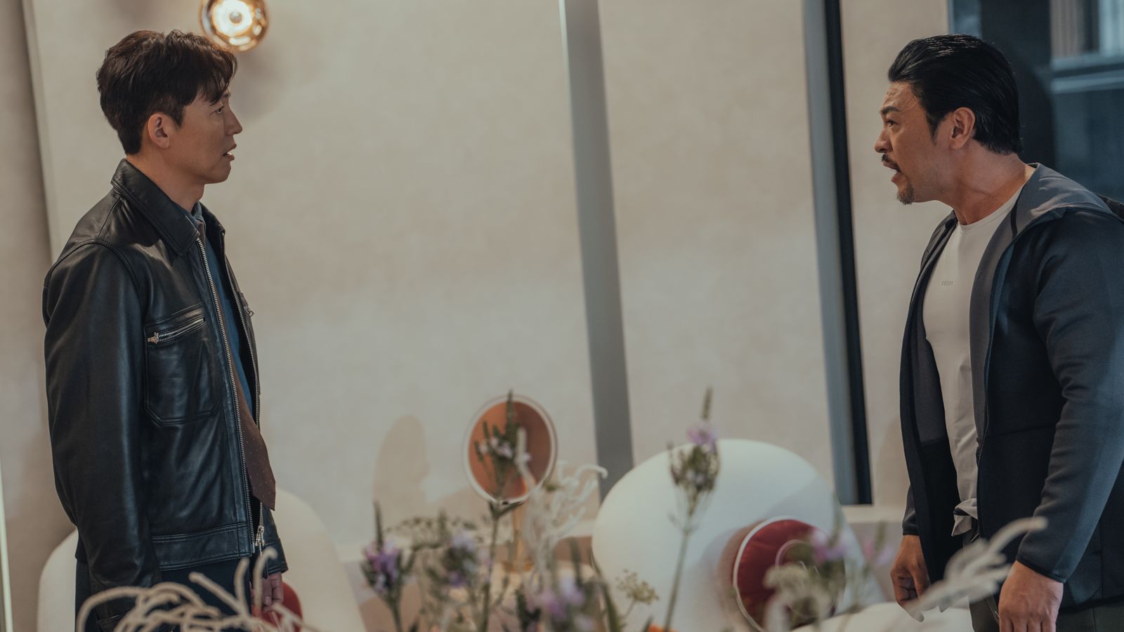 夢多（右）預告將與李廷鎮有激烈動作戲，掀起「日韓大戰」。六魚文創提供